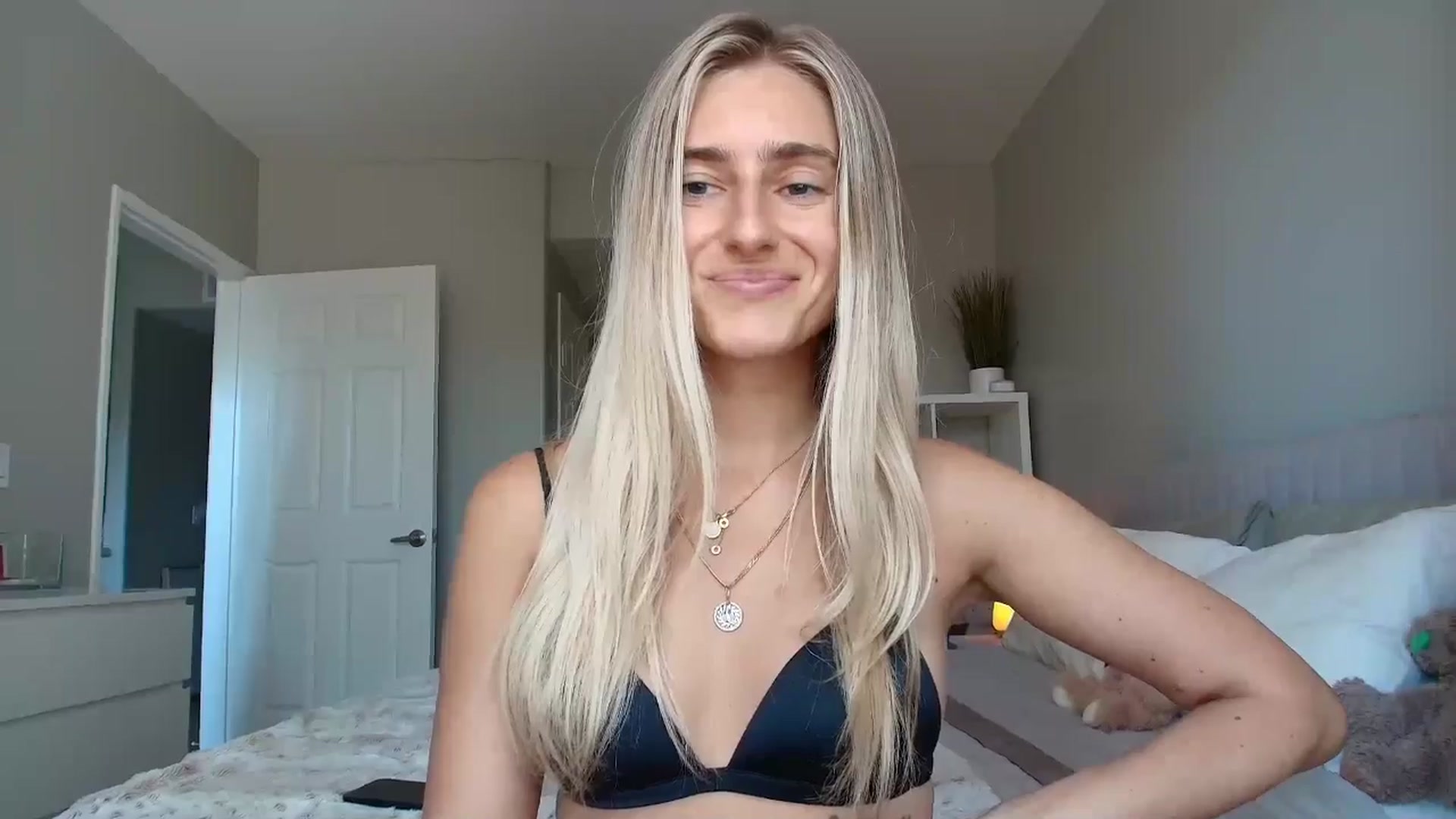Gallery image thumbnail from Vodka_Queen's myfreecams stream on, 07/29/2025, 24:12 image 11 of 20