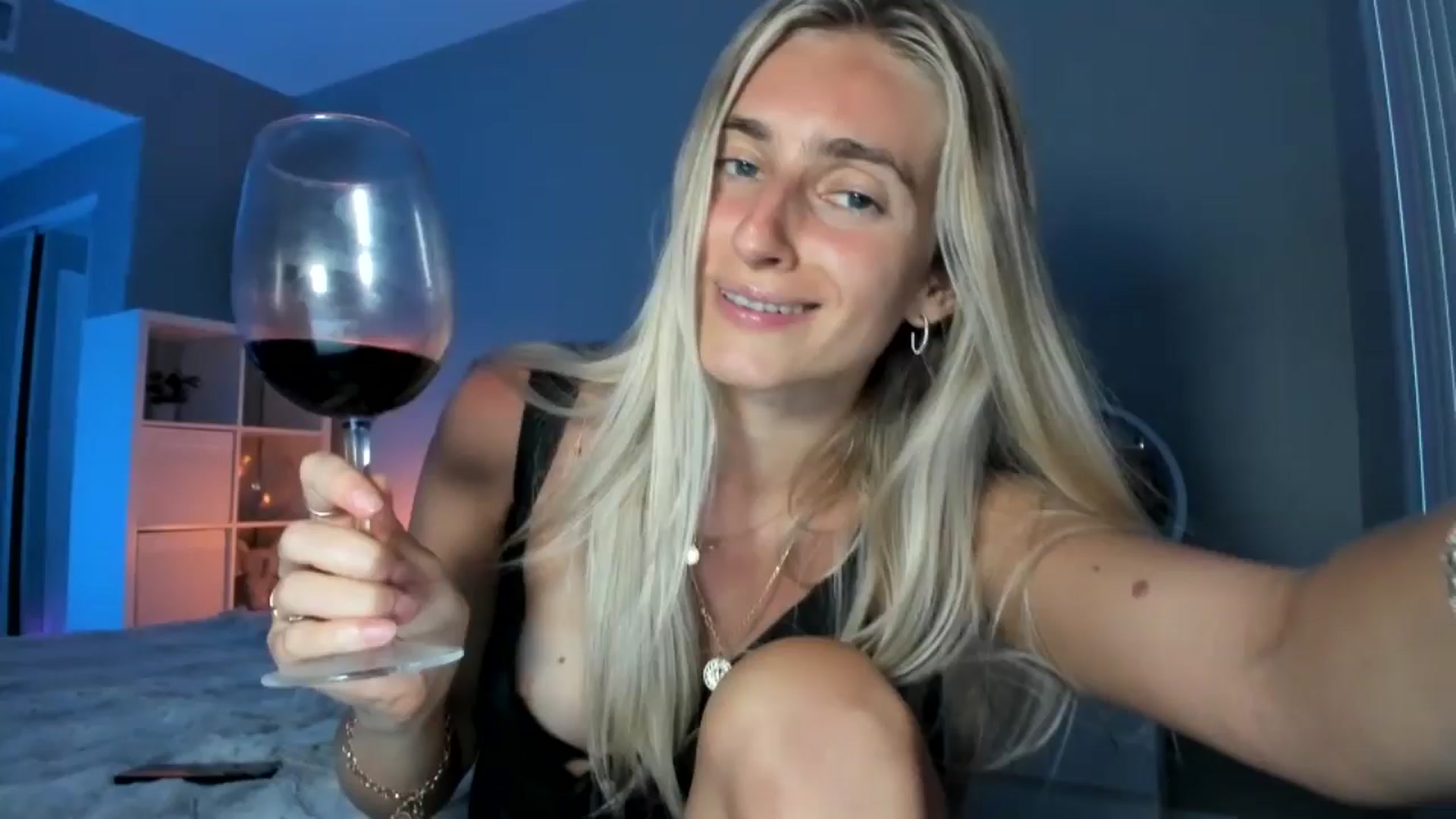 Gallery image thumbnail from Vodka_Queen's myfreecams stream on, 08/01/2025, 06:28 image 1 of 20