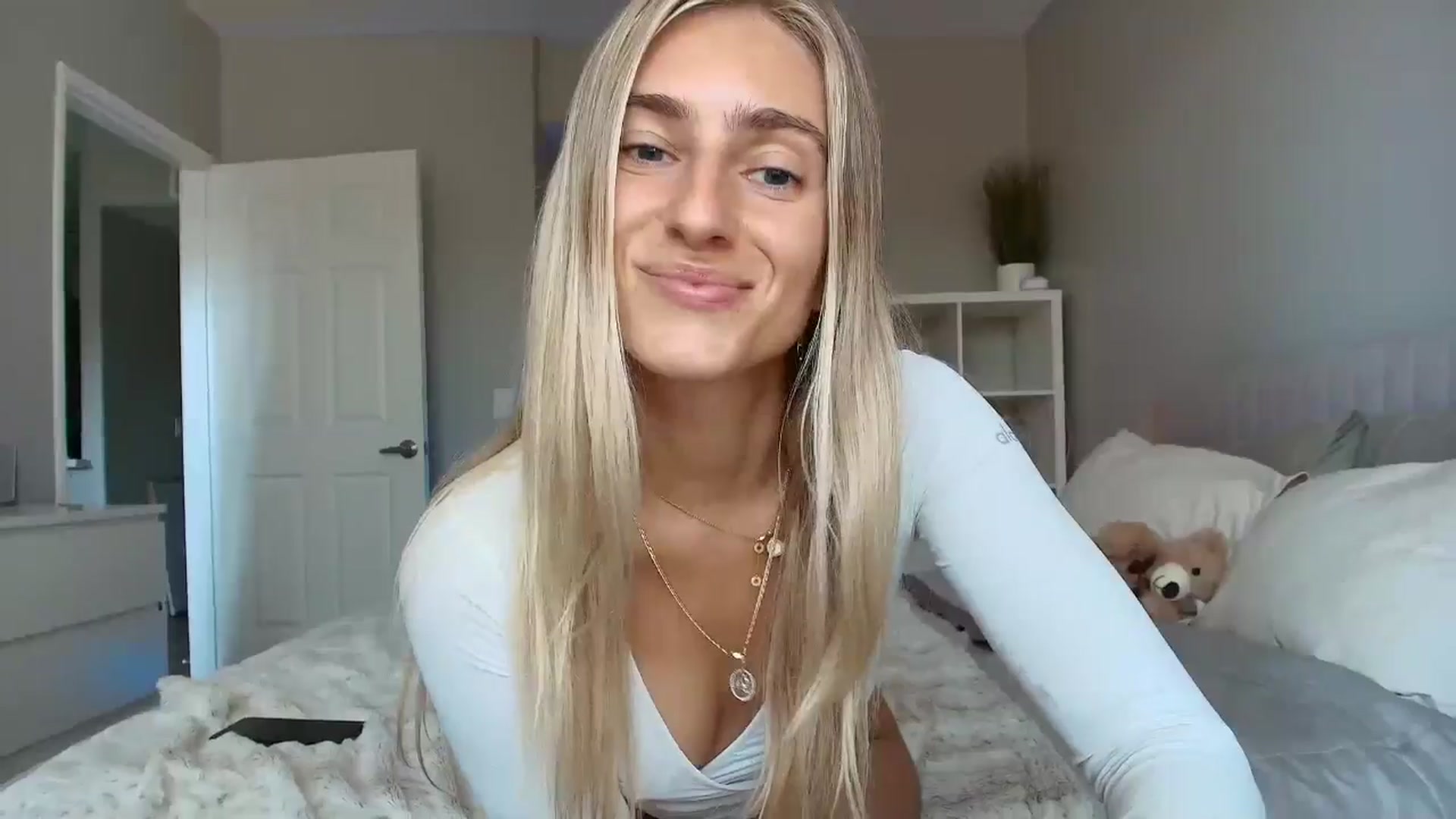 Gallery image thumbnail from Vodka_Queen's myfreecams stream on, 08/03/2025, 23:19 image 13 of 20