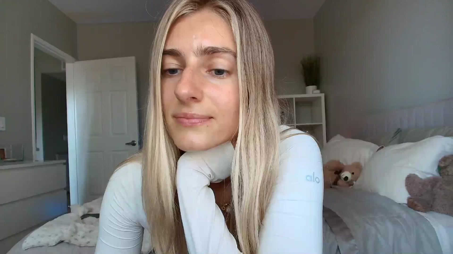 Gallery image thumbnail from Vodka_Queen's myfreecams stream on, 08/03/2025, 23:19 image 17 of 20