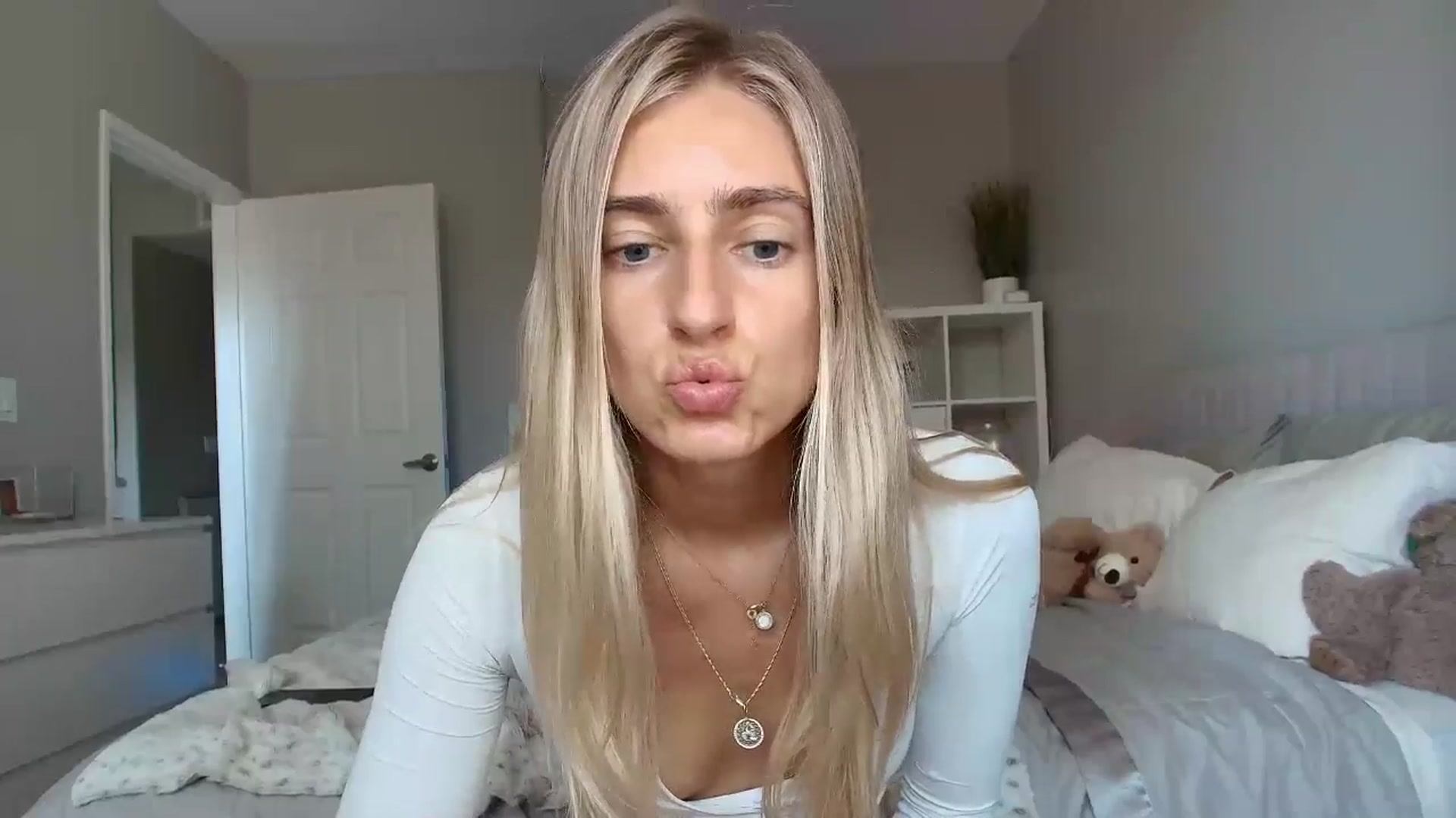 Gallery image thumbnail from Vodka_Queen's myfreecams stream on, 08/03/2025, 23:19 image 16 of 20
