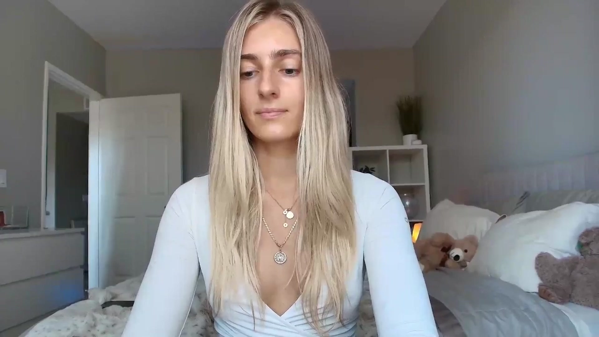Gallery image thumbnail from Vodka_Queen's myfreecams stream on, 08/03/2025, 23:19 image 18 of 20