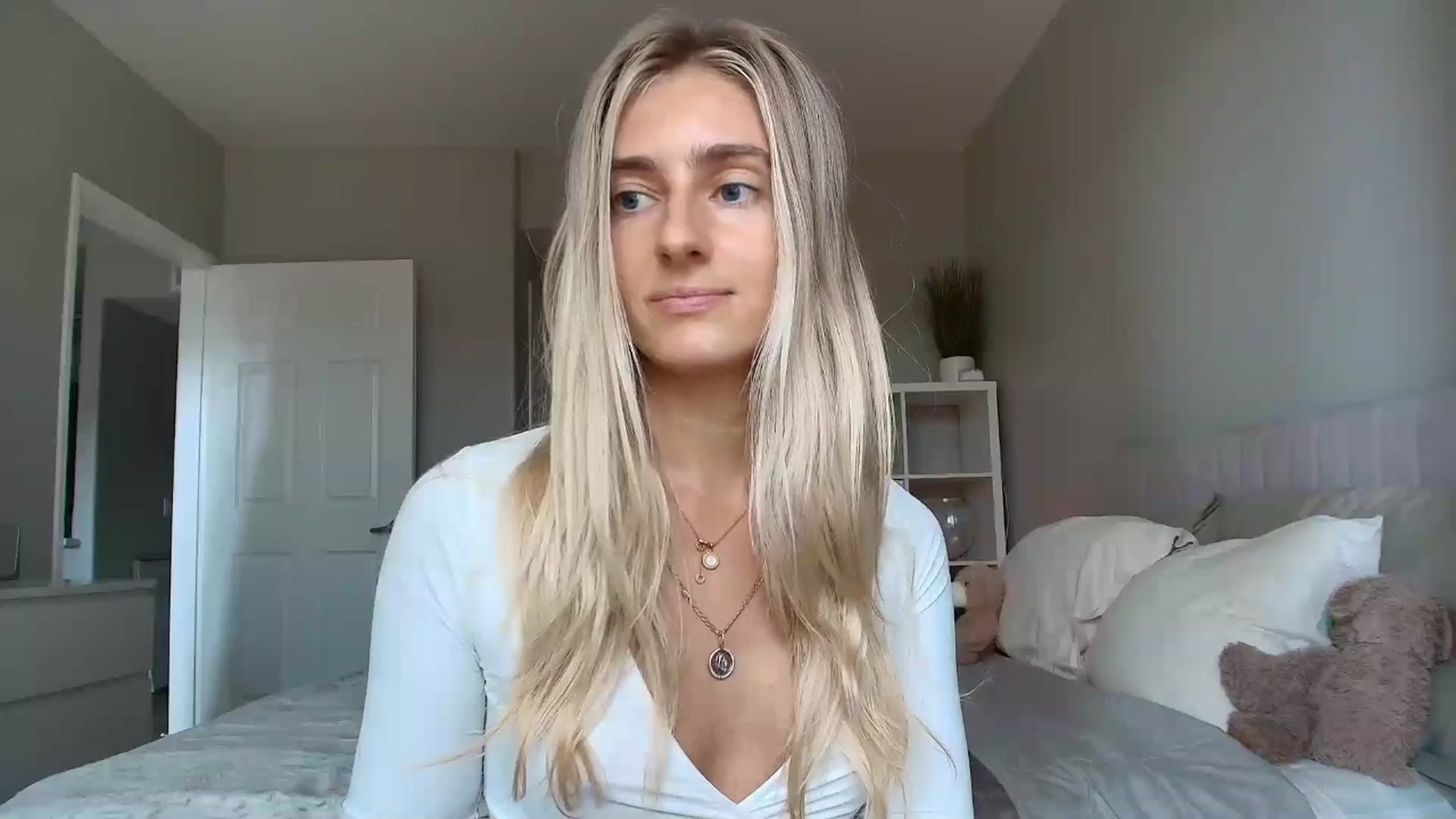 Gallery image thumbnail from Vodka_Queen's myfreecams stream on, 08/04/2025, 23:11 image 19 of 20