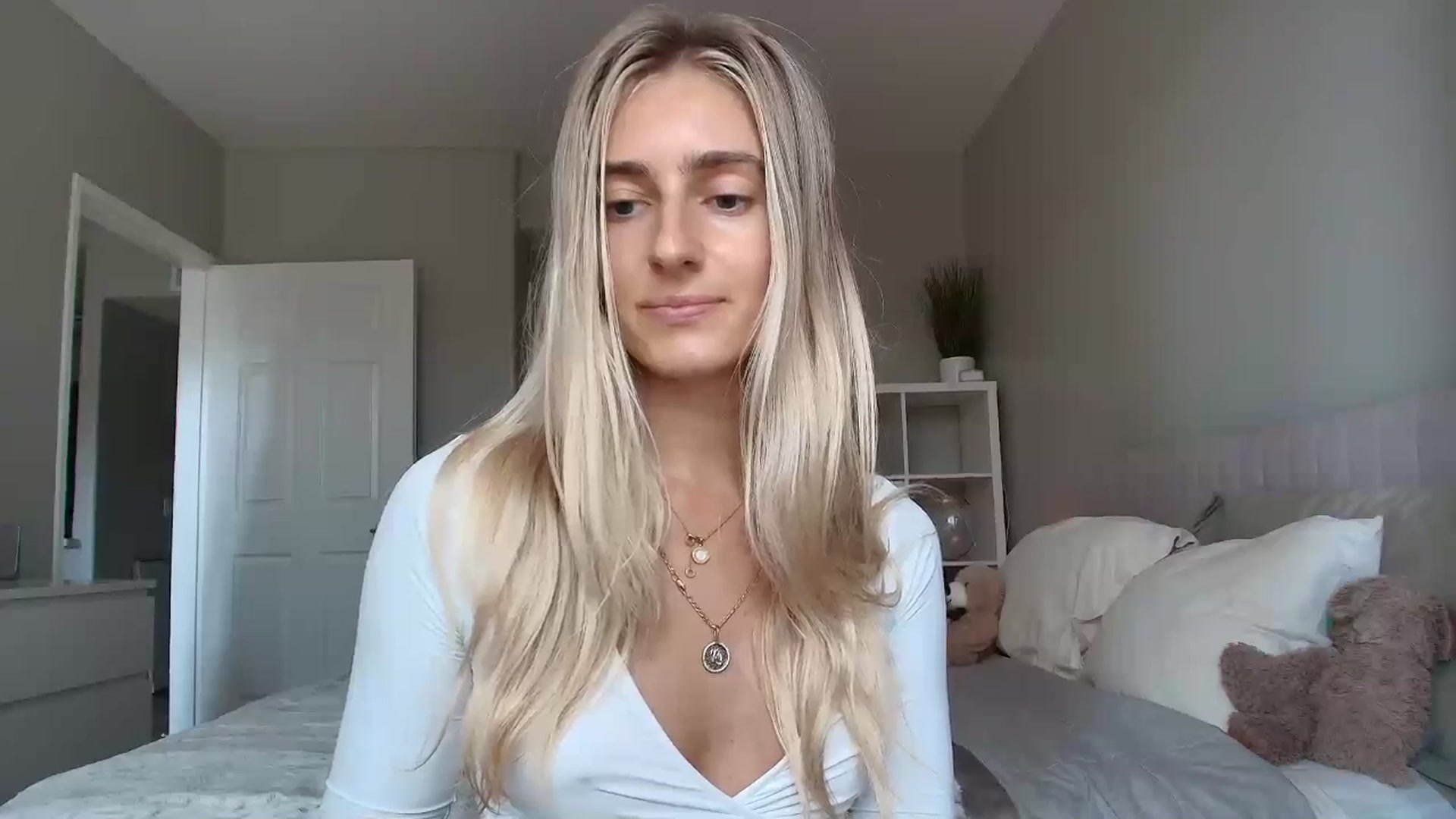 Gallery image thumbnail from Vodka_Queen's myfreecams stream on, 08/04/2025, 23:11 image 18 of 20