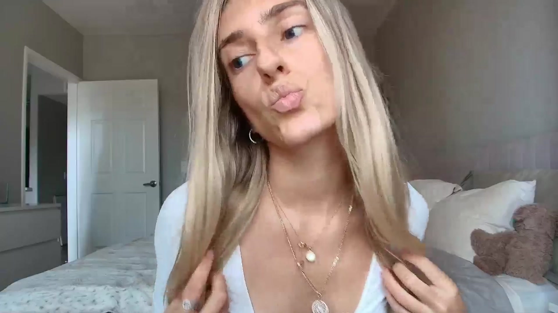 Gallery image thumbnail from Vodka_Queen's myfreecams stream on, 08/04/2025, 23:11 image 12 of 20