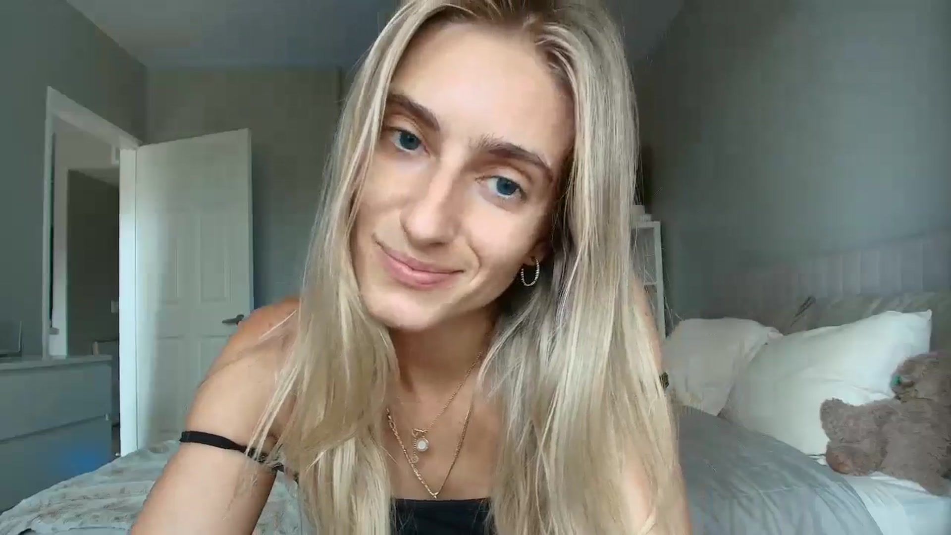 Gallery image thumbnail from Vodka_Queen's myfreecams stream on, 08/12/2025, 23:24 image 17 of 20