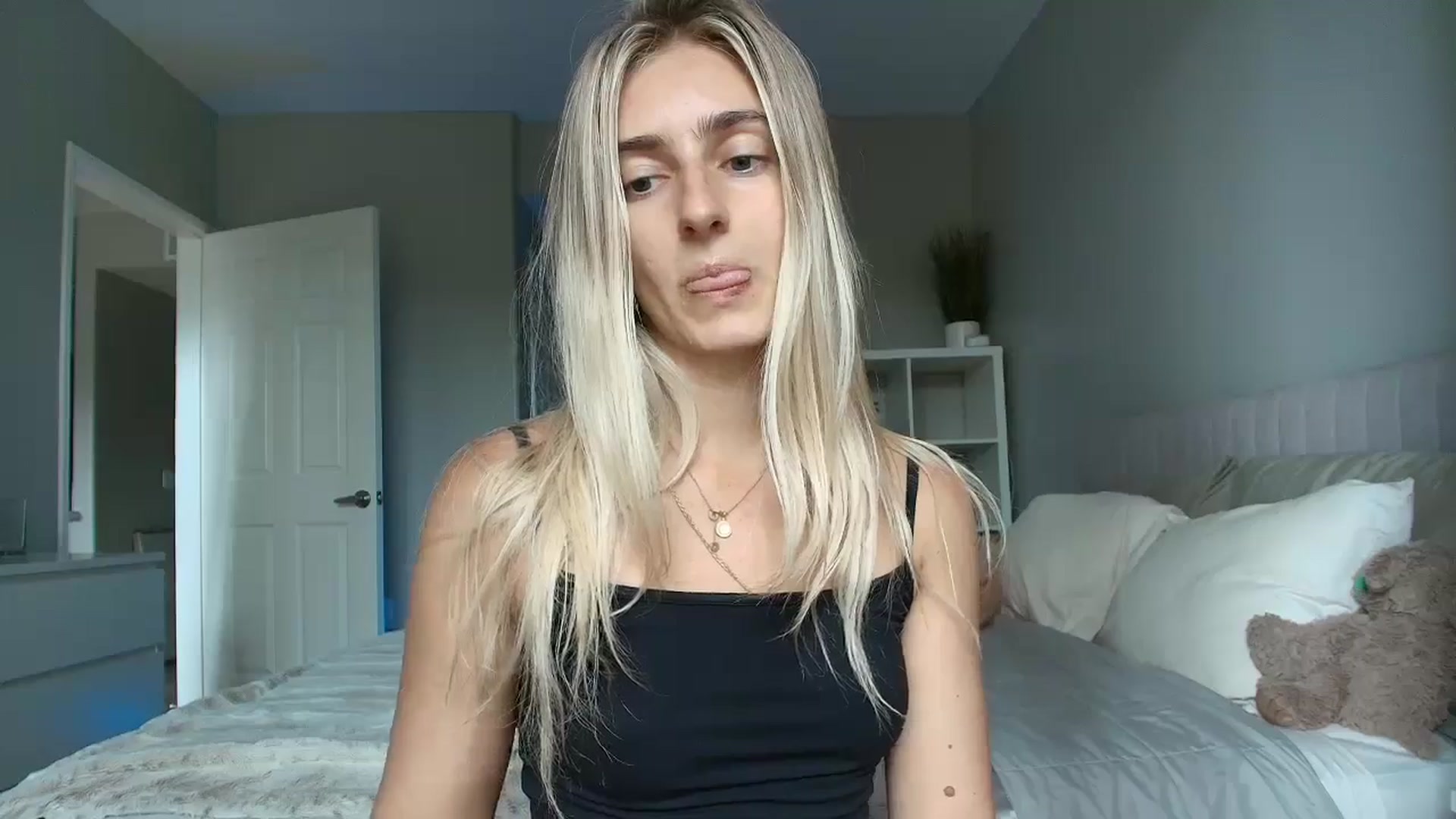Gallery image thumbnail from Vodka_Queen's myfreecams stream on, 08/12/2025, 23:24 image 9 of 20