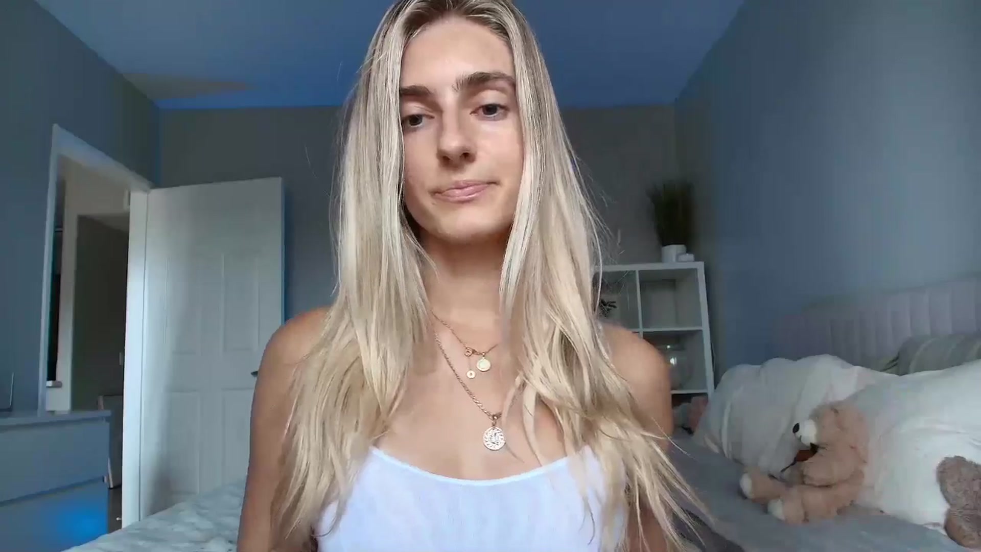 Gallery image thumbnail from Vodka_Queen's myfreecams stream on, 08/14/2025, 23:59 image 11 of 20