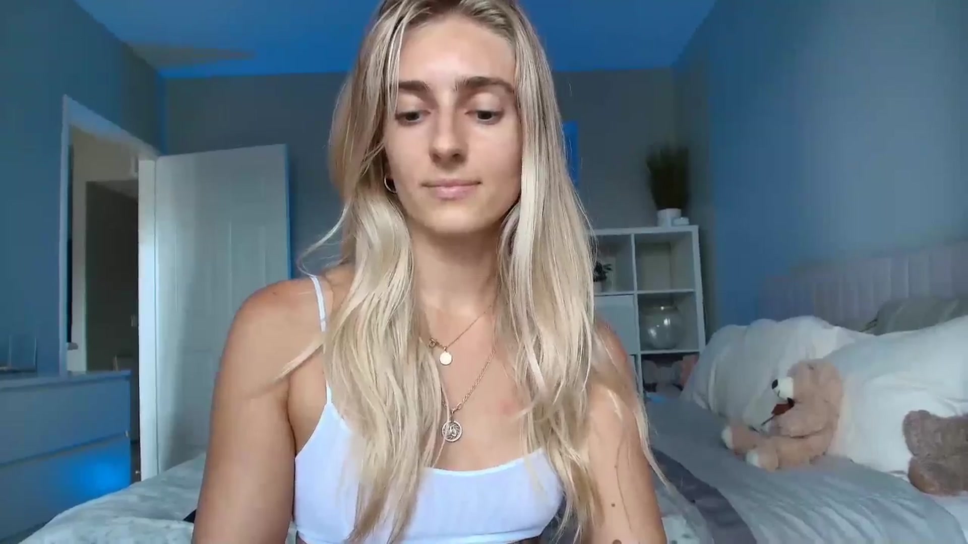 Gallery image thumbnail from Vodka_Queen's myfreecams stream on, 08/14/2025, 23:59 image 18 of 20