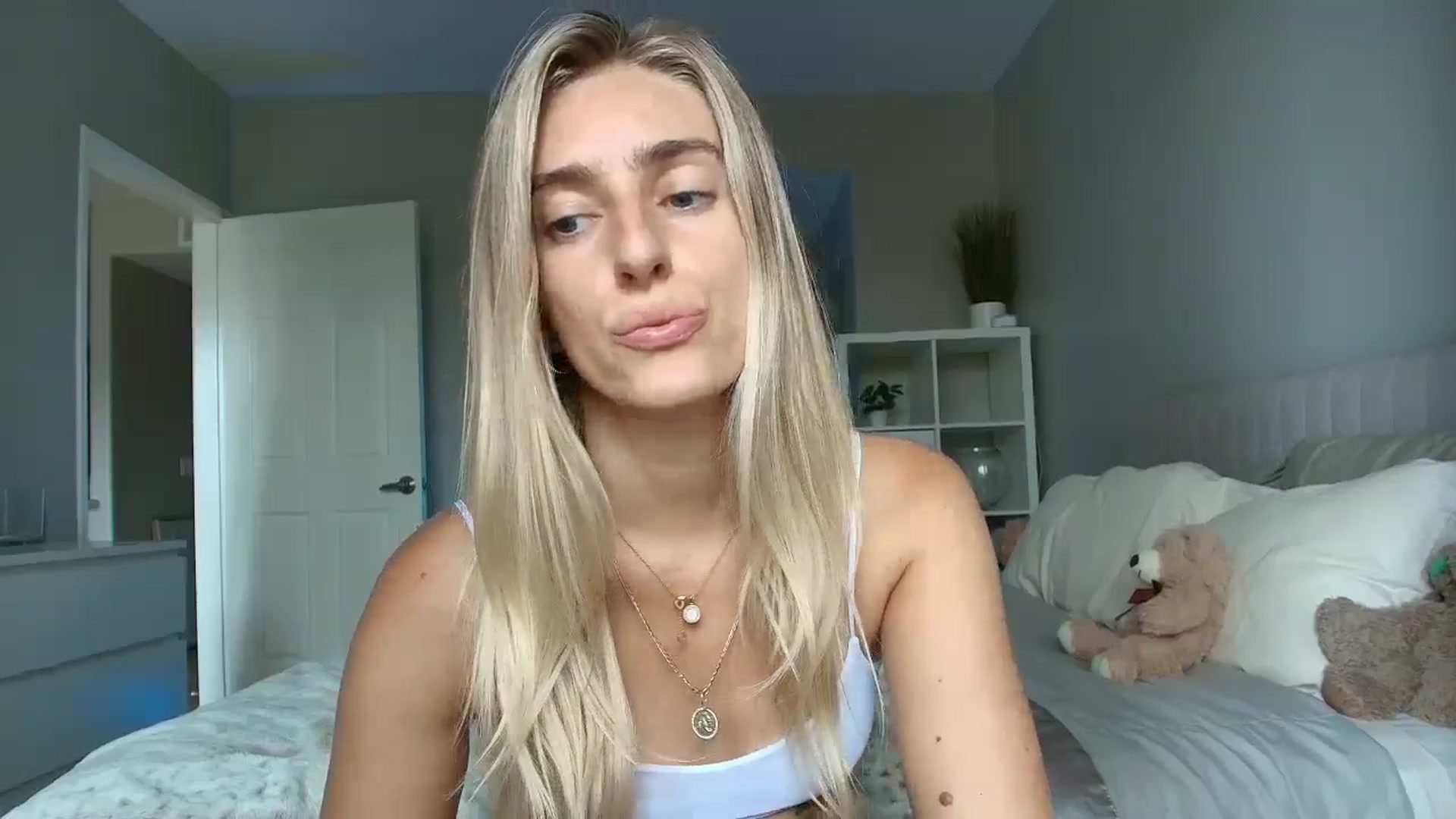 Gallery image thumbnail from Vodka_Queen's myfreecams stream on, 08/14/2025, 23:59 image 2 of 20