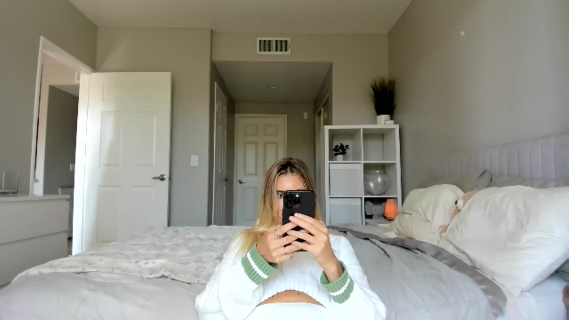 Gallery image thumbnail from Vodka_Queen's myfreecams stream on, 08/17/2025, 24:44 image 9 of 20