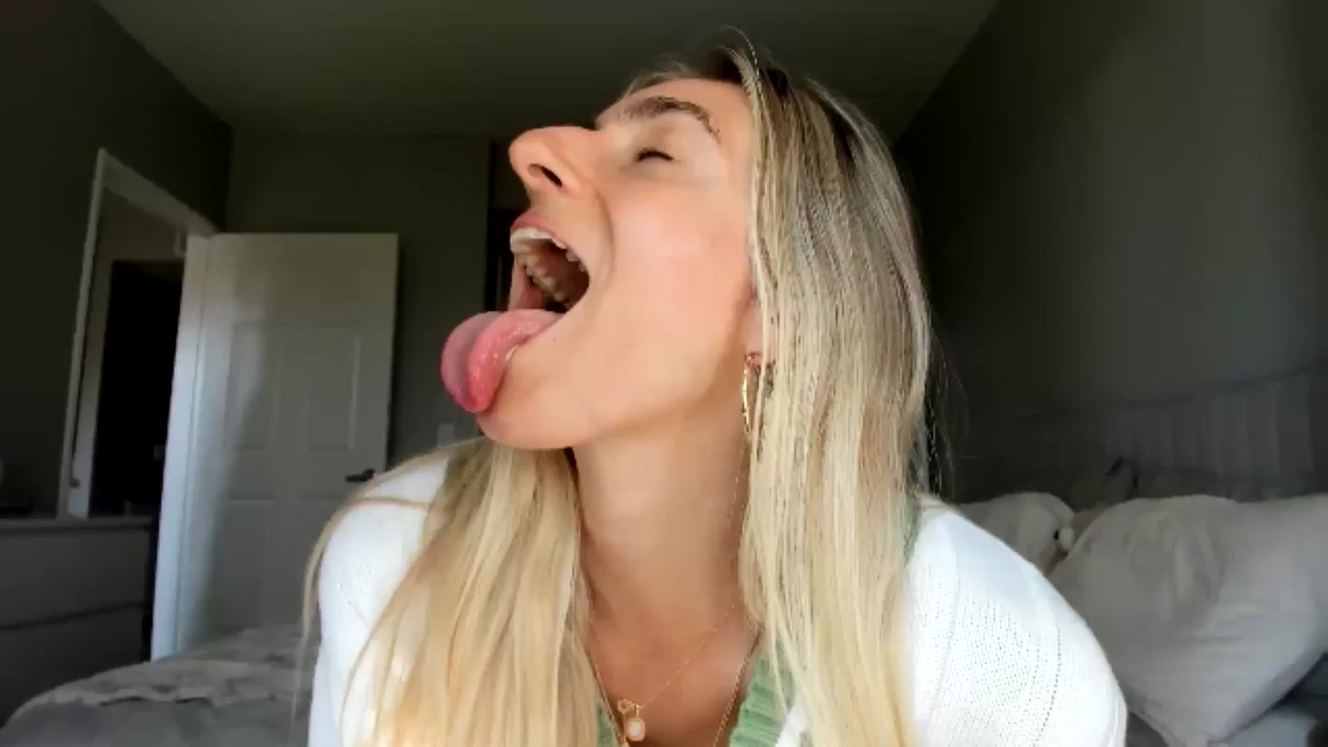 Gallery image thumbnail from Vodka_Queen's myfreecams stream on, 08/17/2025, 24:44 image 12 of 20