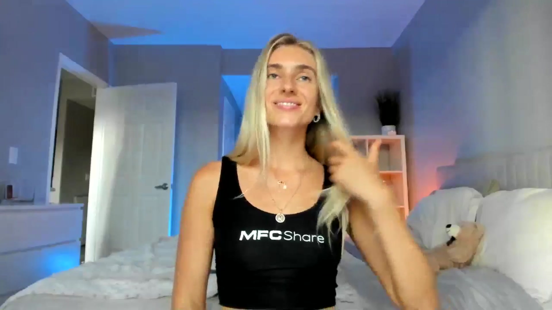 Gallery image thumbnail from Vodka_Queen's myfreecams stream on, 08/21/2025, 04:55 image 5 of 20