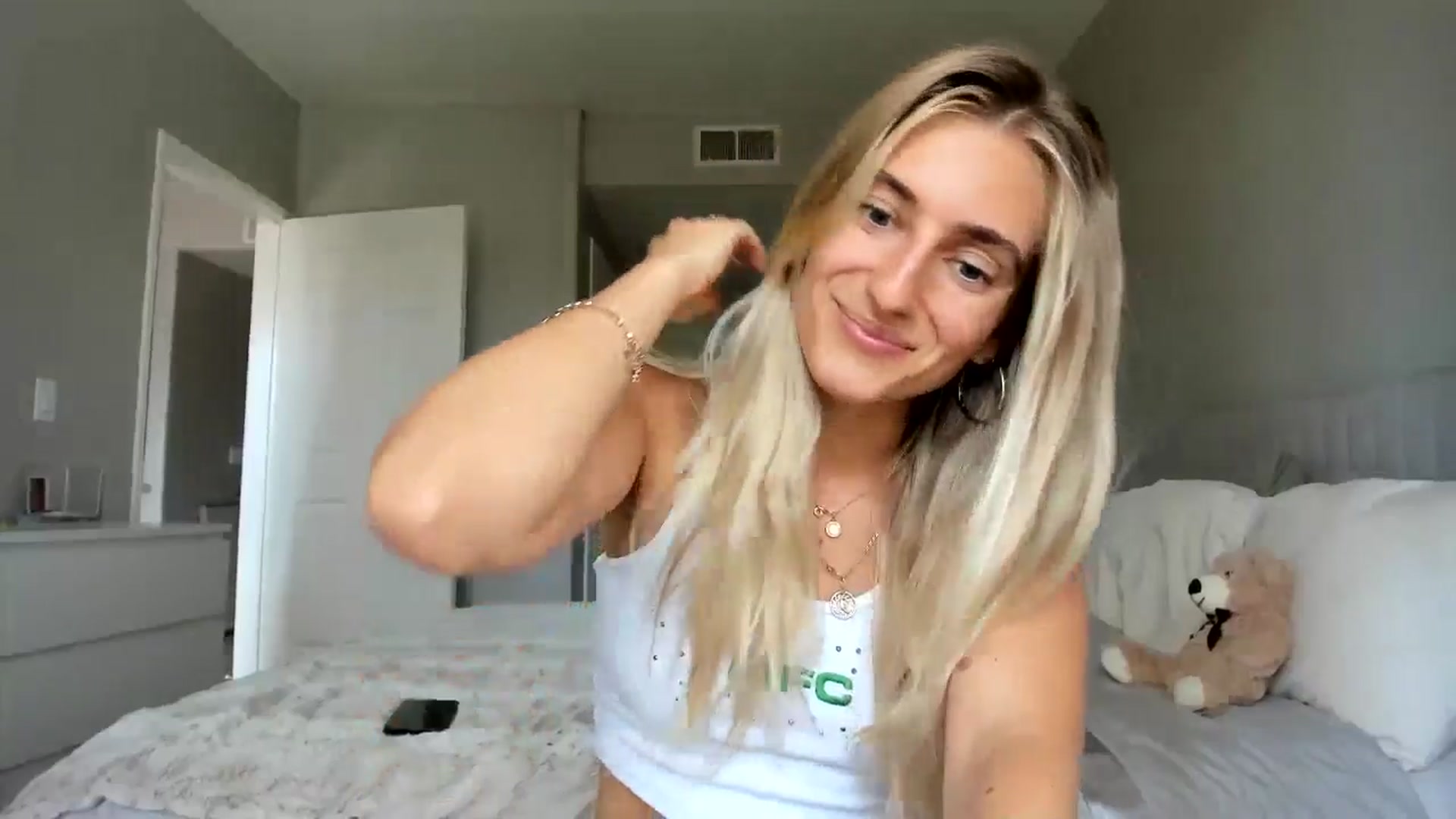 Gallery image thumbnail from Vodka_Queen's myfreecams stream on, 08/21/2025, 23:58 image 12 of 20