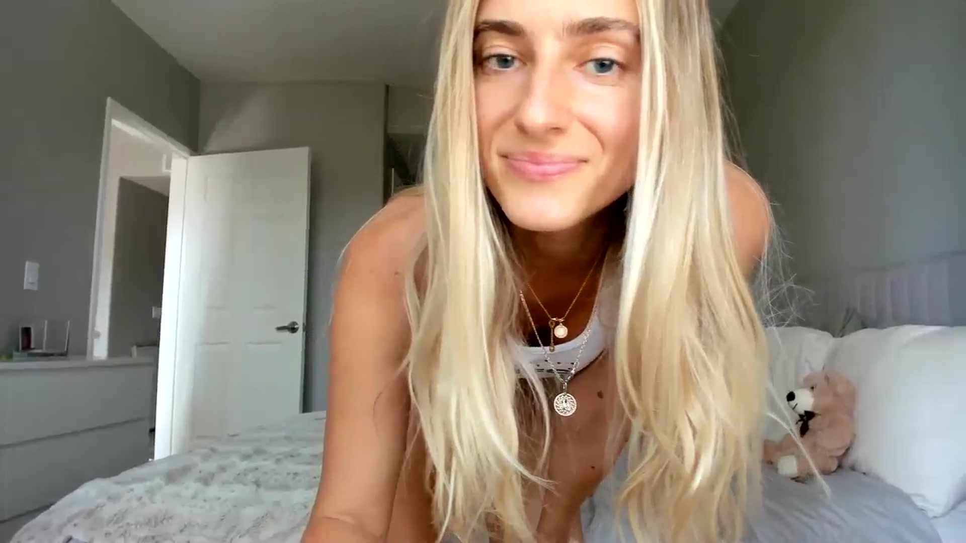 Gallery image thumbnail from Vodka_Queen's myfreecams stream on, 08/21/2025, 23:58 image 15 of 20