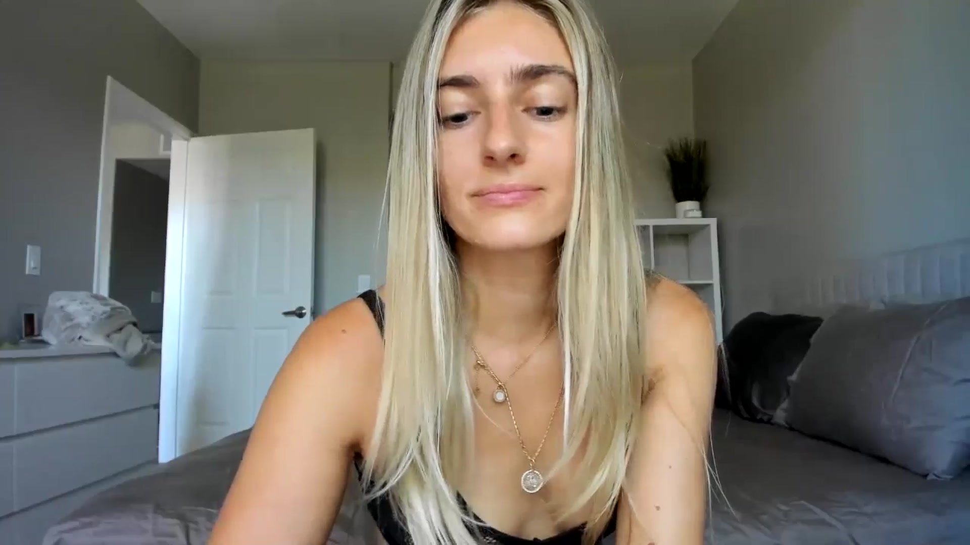 Gallery image thumbnail from Vodka_Queen's myfreecams stream on, 08/22/2025, 18:59 image 18 of 20