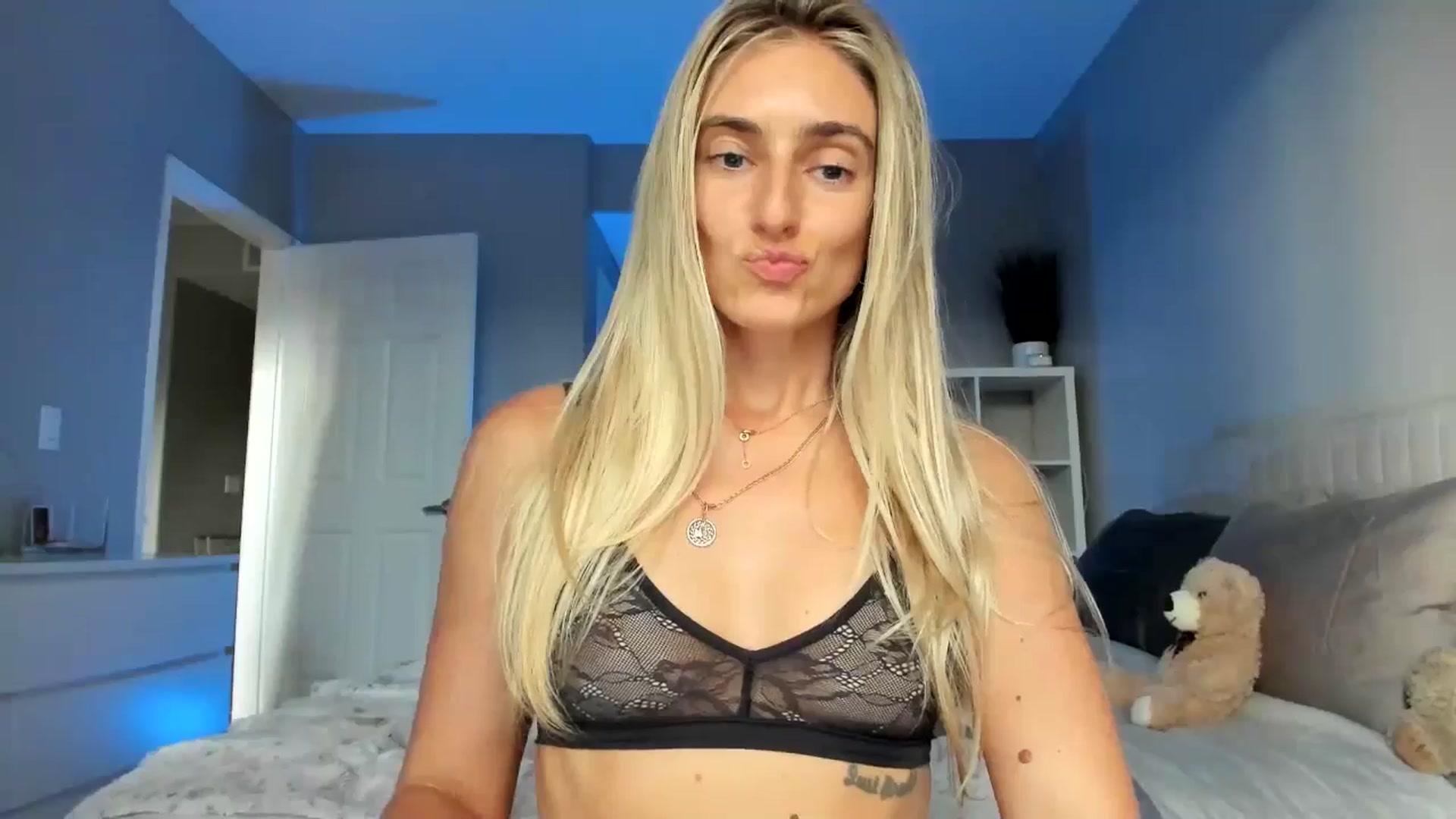 Gallery image thumbnail from Vodka_Queen's myfreecams stream on, 08/23/2025, 03:25 image 7 of 20