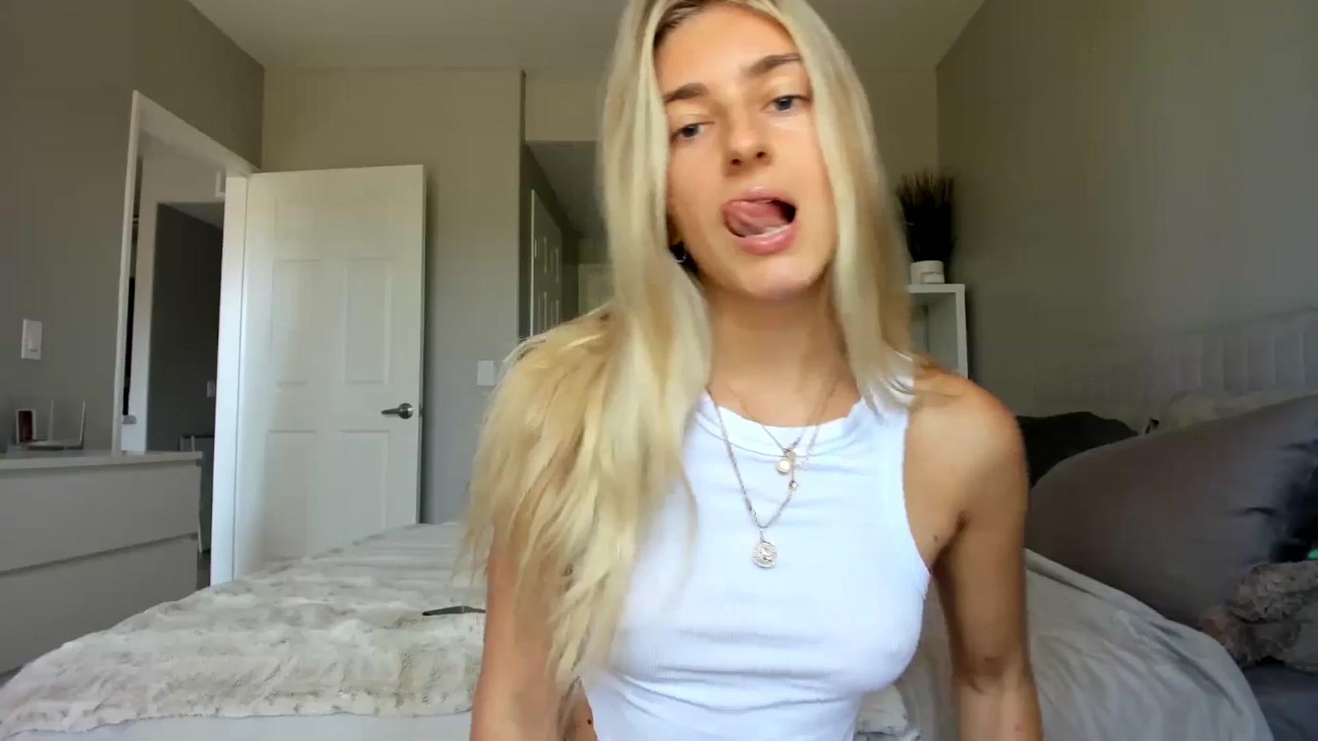 Gallery image thumbnail from Vodka_Queen's myfreecams stream on, 08/25/2025, 23:22 image 3 of 20