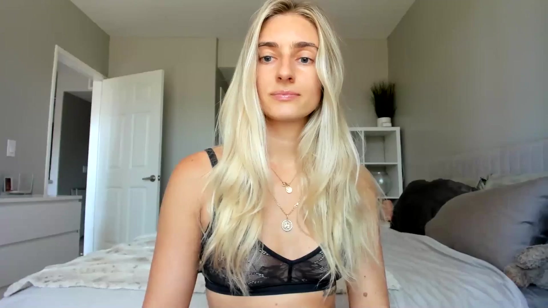 Gallery image thumbnail from Vodka_Queen's myfreecams stream on, 08/26/2025, 23:49 image 3 of 20