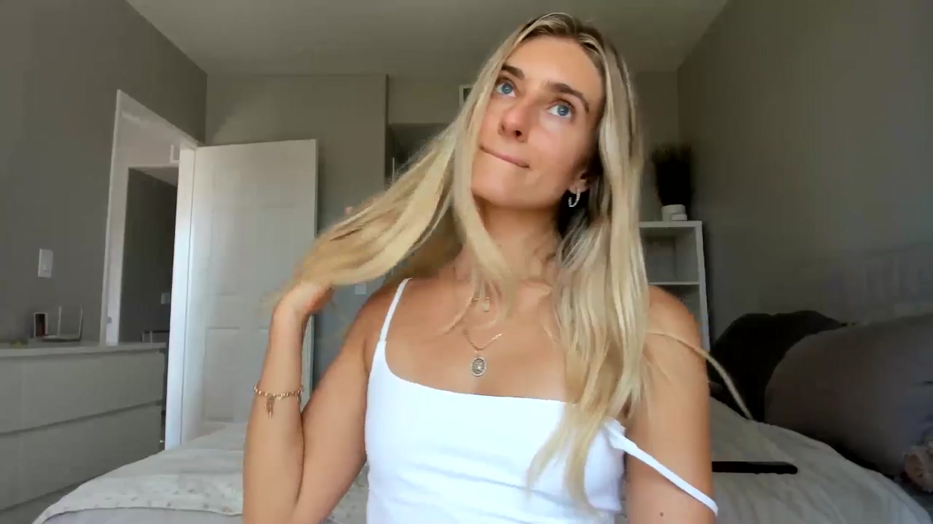 Gallery image thumbnail from Vodka_Queen's myfreecams stream on, 08/27/2025, 23:07 image 13 of 20