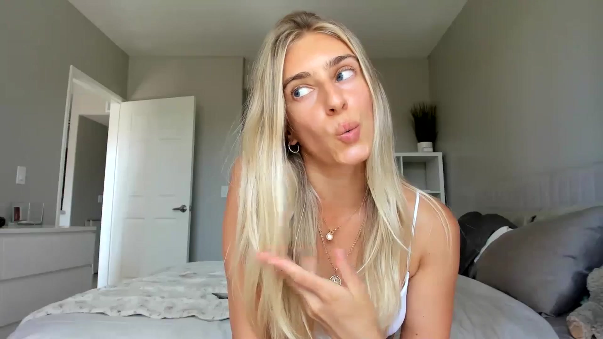 Gallery image thumbnail from Vodka_Queen's myfreecams stream on, 09/02/2025, 22:55 image 17 of 20