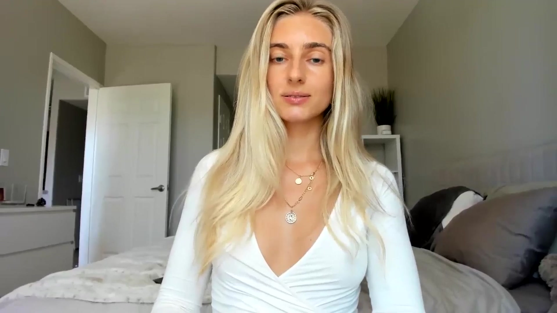 Gallery image thumbnail from Vodka_Queen's myfreecams stream on, 09/03/2025, 22:14 image 5 of 20
