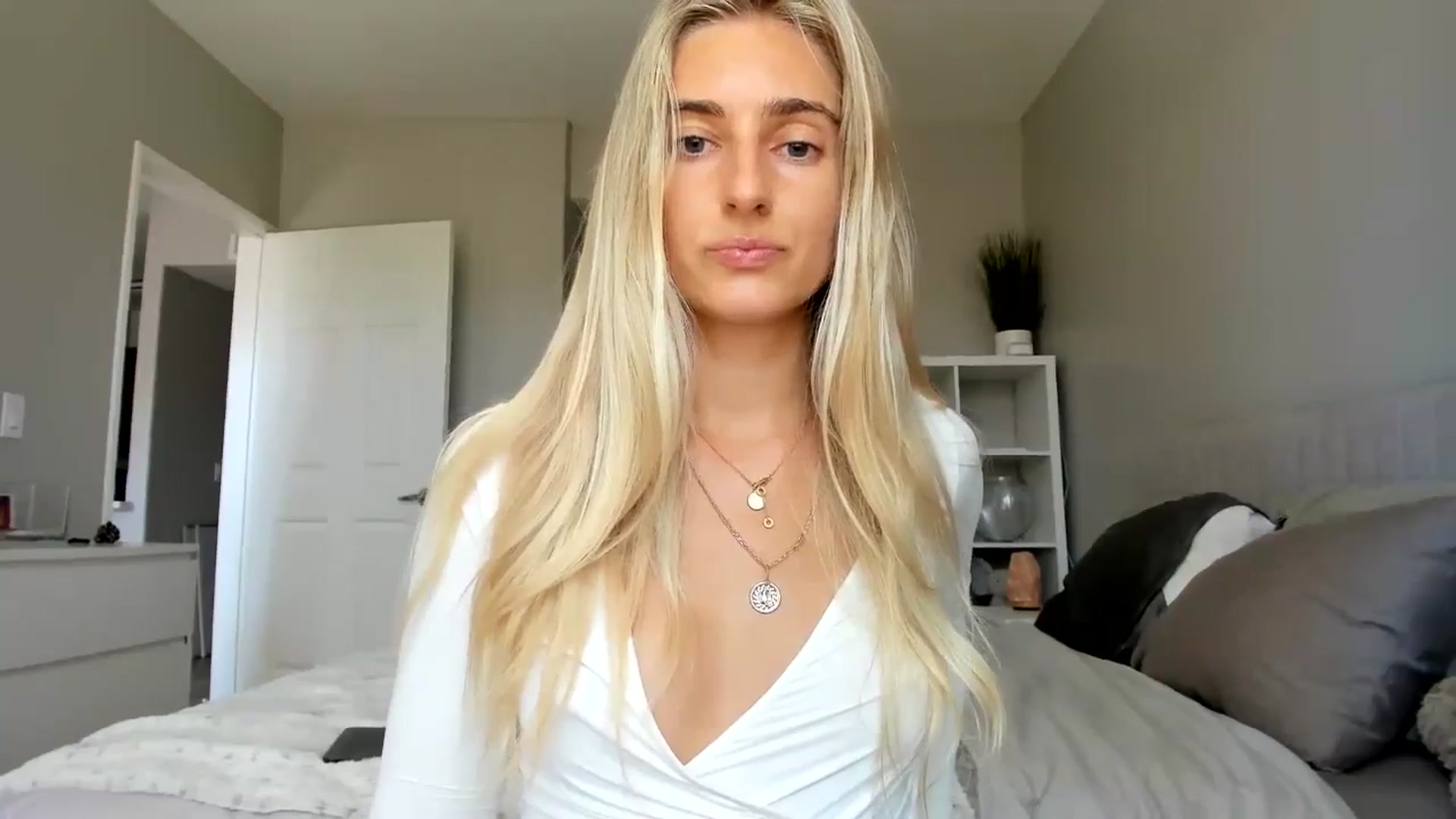 Gallery image thumbnail from Vodka_Queen's myfreecams stream on, 09/03/2025, 22:14 image 16 of 20