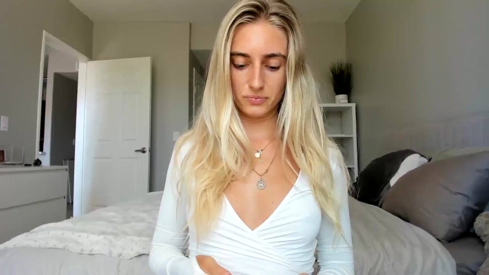 Gallery image thumbnail from Vodka_Queen's myfreecams stream on, 09/03/2025, 22:14 image 13 of 20