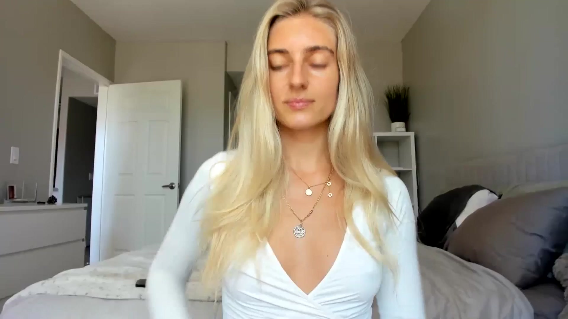 Gallery image thumbnail from Vodka_Queen's myfreecams stream on, 09/03/2025, 22:14 image 1 of 20