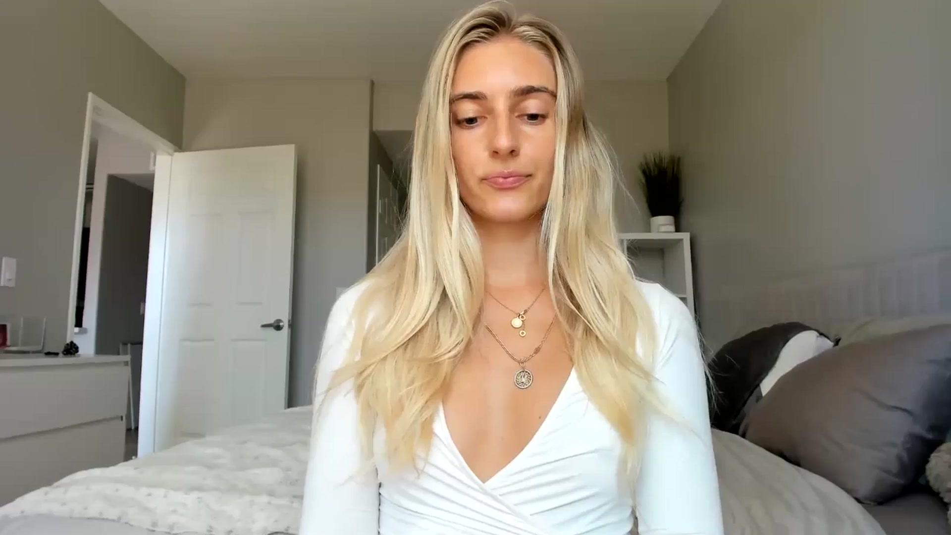 Gallery image thumbnail from Vodka_Queen's myfreecams stream on, 09/03/2025, 22:14 image 15 of 20