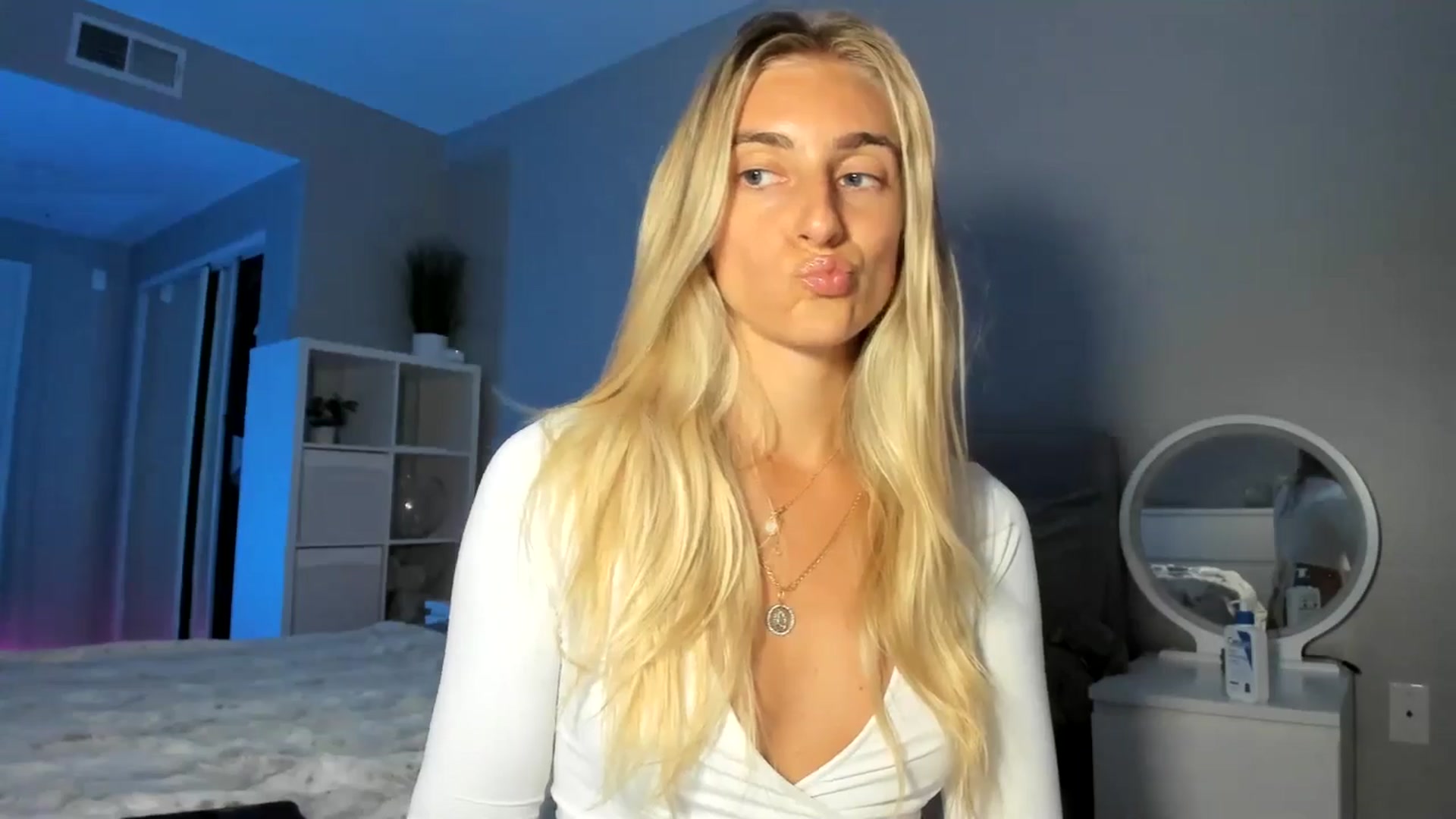 Gallery image thumbnail from Vodka_Queen's myfreecams stream on, 09/04/2025, 05:59 image 16 of 20