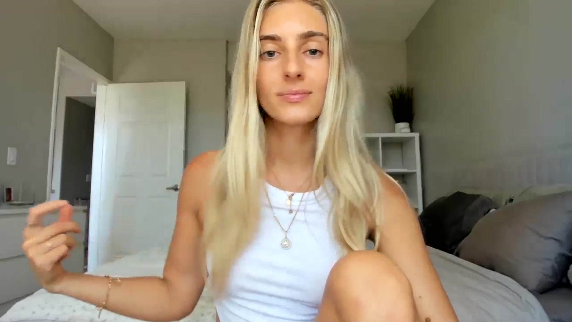 Gallery image thumbnail from Vodka_Queen's myfreecams stream on, 09/04/2025, 22:10 image 15 of 20