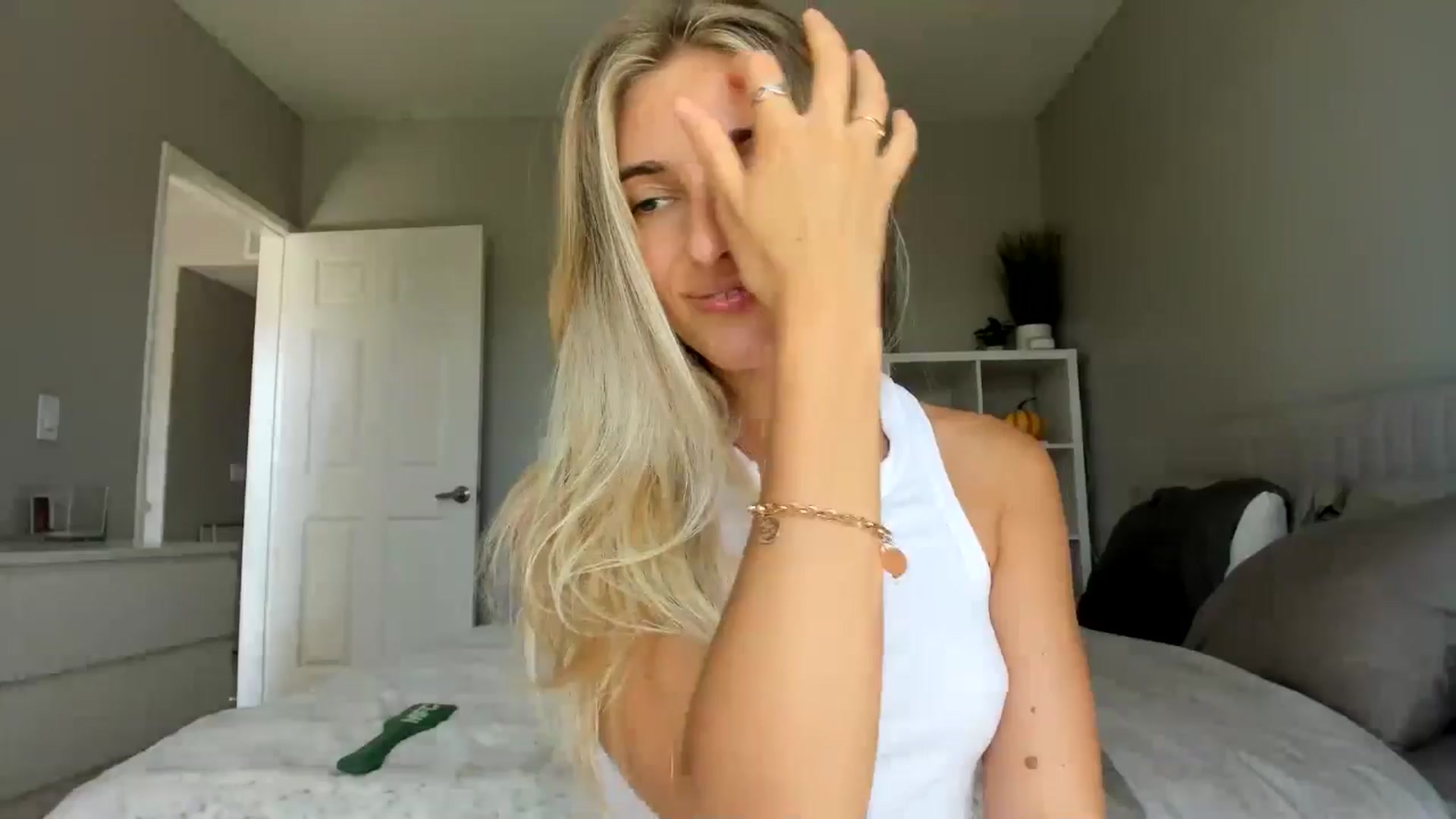 Gallery image thumbnail from Vodka_Queen's myfreecams stream on, 09/11/2025, 23:02 image 17 of 20
