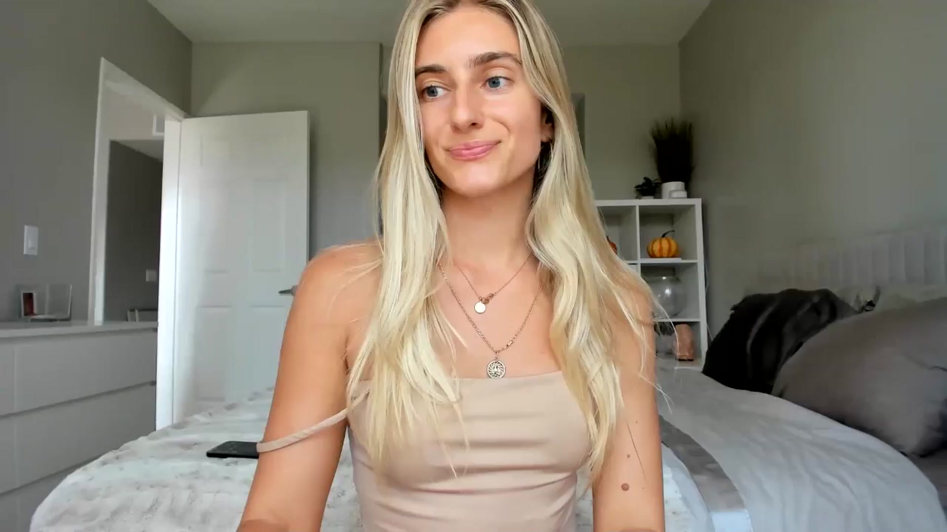 Gallery image thumbnail from Vodka_Queen's myfreecams stream on, 09/12/2025, 22:07 image 5 of 20