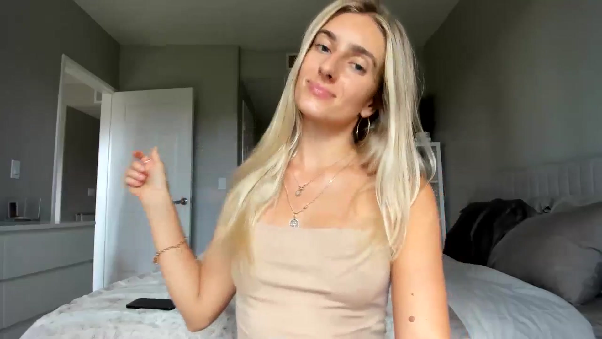 Gallery image thumbnail from Vodka_Queen's myfreecams stream on, 09/12/2025, 22:07 image 19 of 20