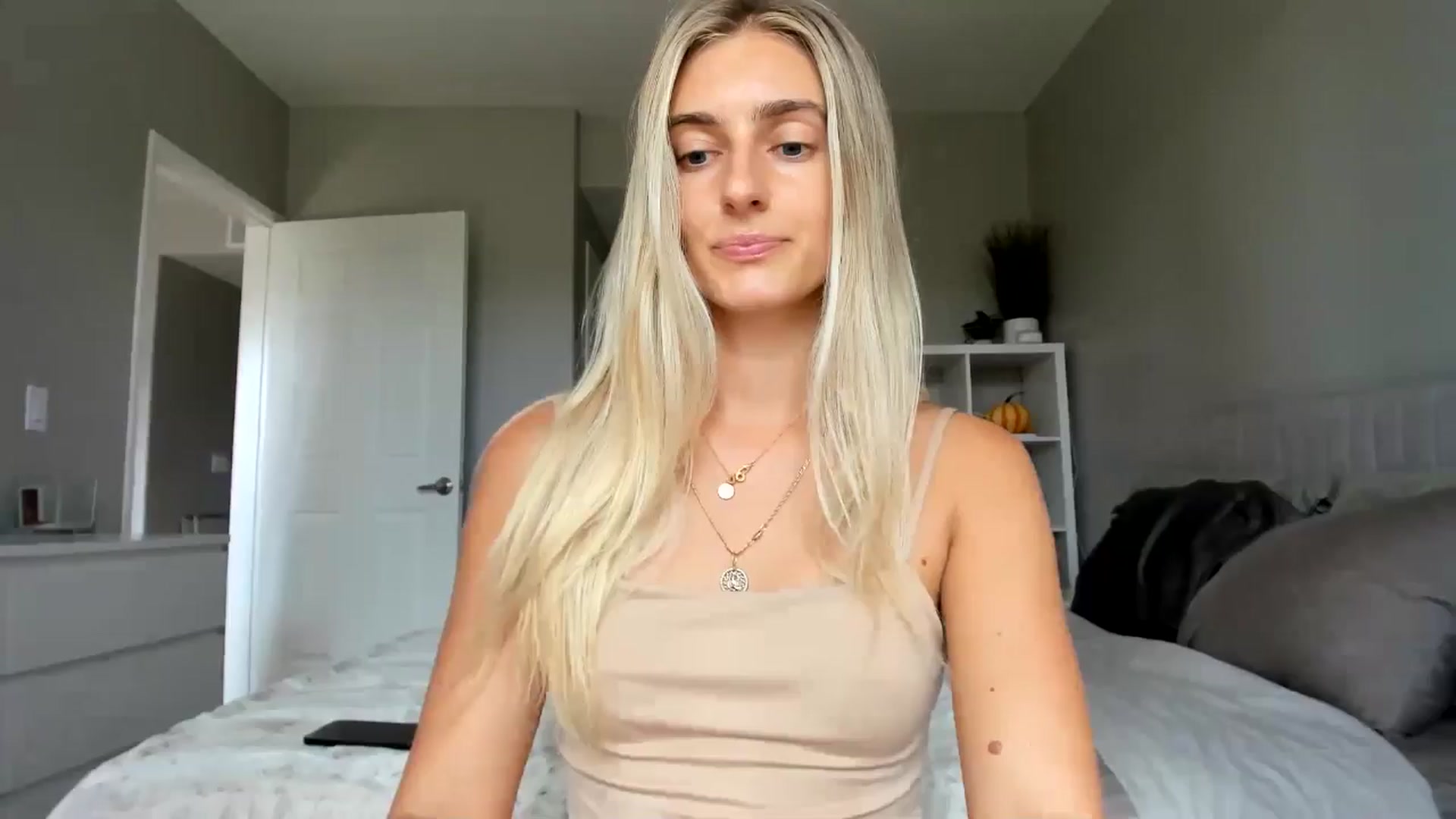 Gallery image thumbnail from Vodka_Queen's myfreecams stream on, 09/12/2025, 22:07 image 18 of 20