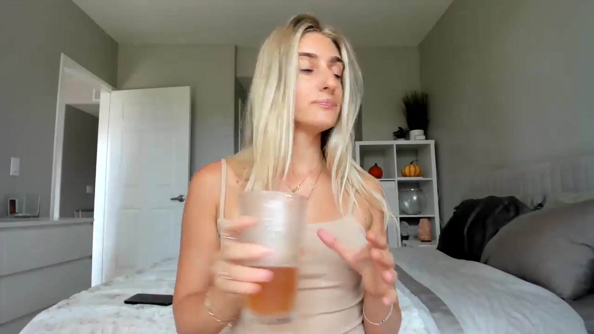 Gallery image thumbnail from Vodka_Queen's myfreecams stream on, 09/12/2025, 22:07 image 15 of 20