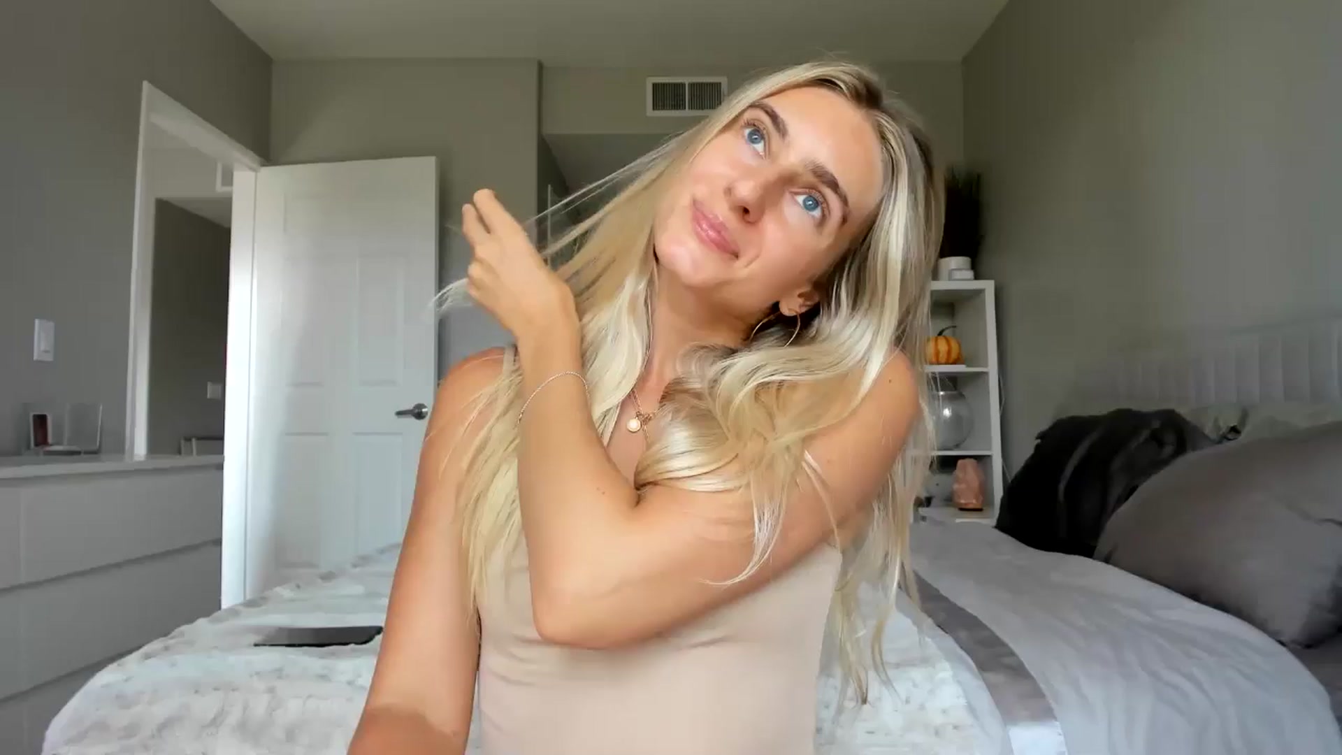Gallery image thumbnail from Vodka_Queen's myfreecams stream on, 09/12/2025, 22:07 image 2 of 20