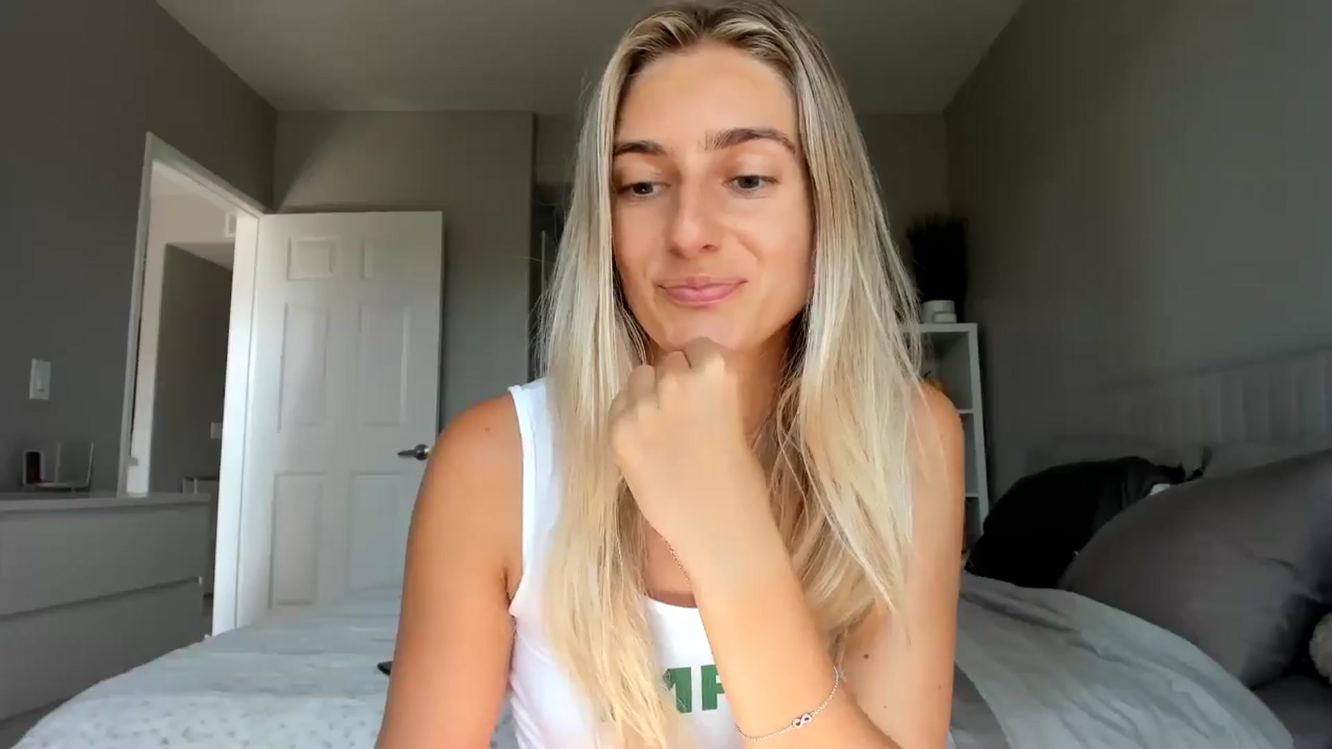 Gallery image thumbnail from Vodka_Queen's myfreecams stream on, 09/14/2025, 23:17 image 14 of 20