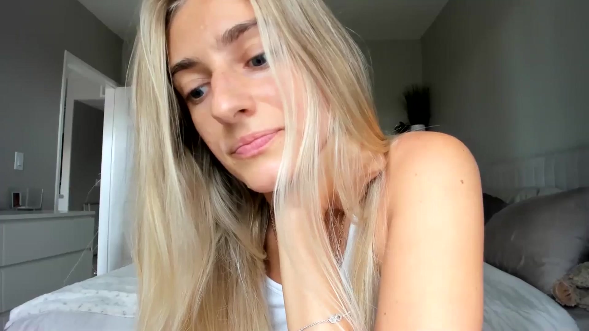 Gallery image thumbnail from Vodka_Queen's myfreecams stream on, 09/18/2025, 23:11 image 14 of 20