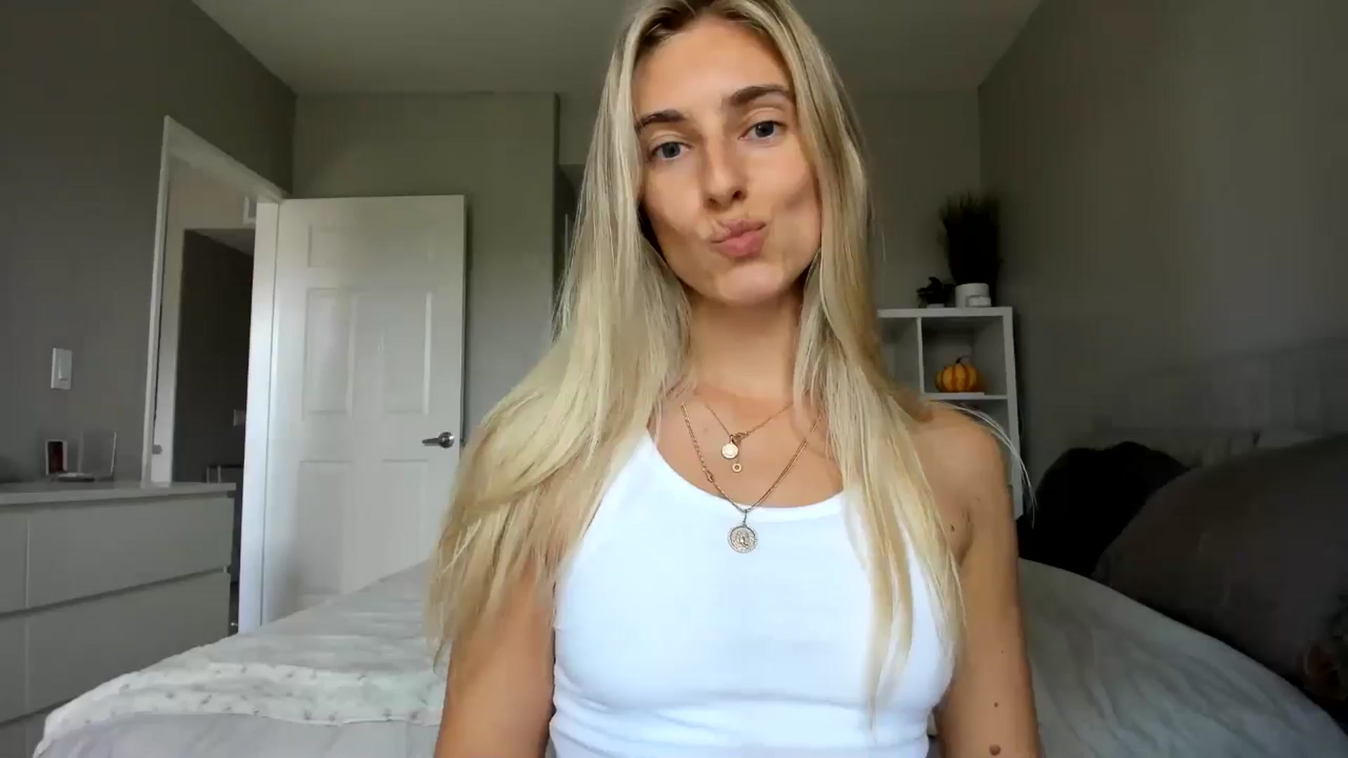 Gallery image thumbnail from Vodka_Queen's myfreecams stream on, 09/18/2025, 23:11 image 2 of 20