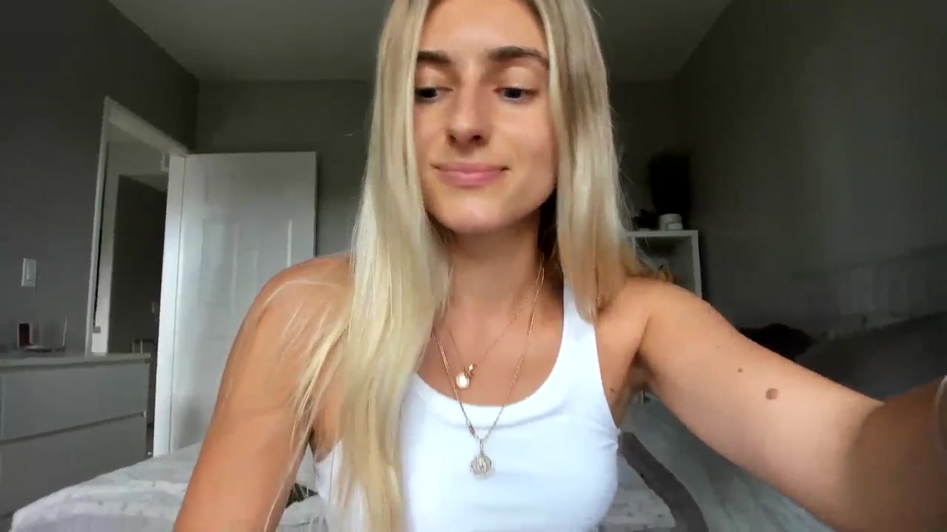 Gallery image thumbnail from Vodka_Queen's myfreecams stream on, 09/18/2025, 23:11 image 18 of 20