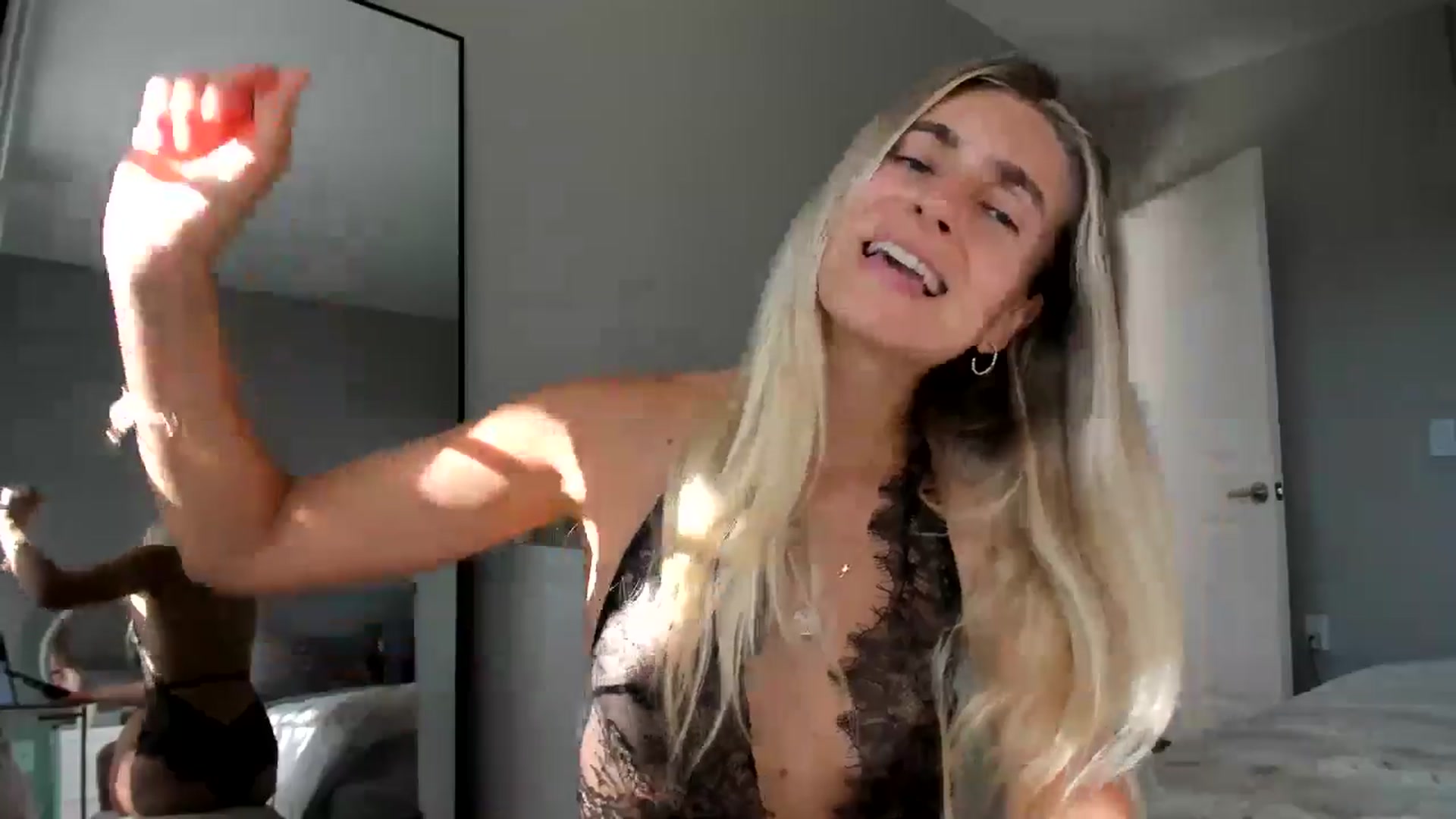 Gallery image thumbnail from Vodka_Queen's myfreecams stream on, 09/24/2025, 23:07 image 19 of 20
