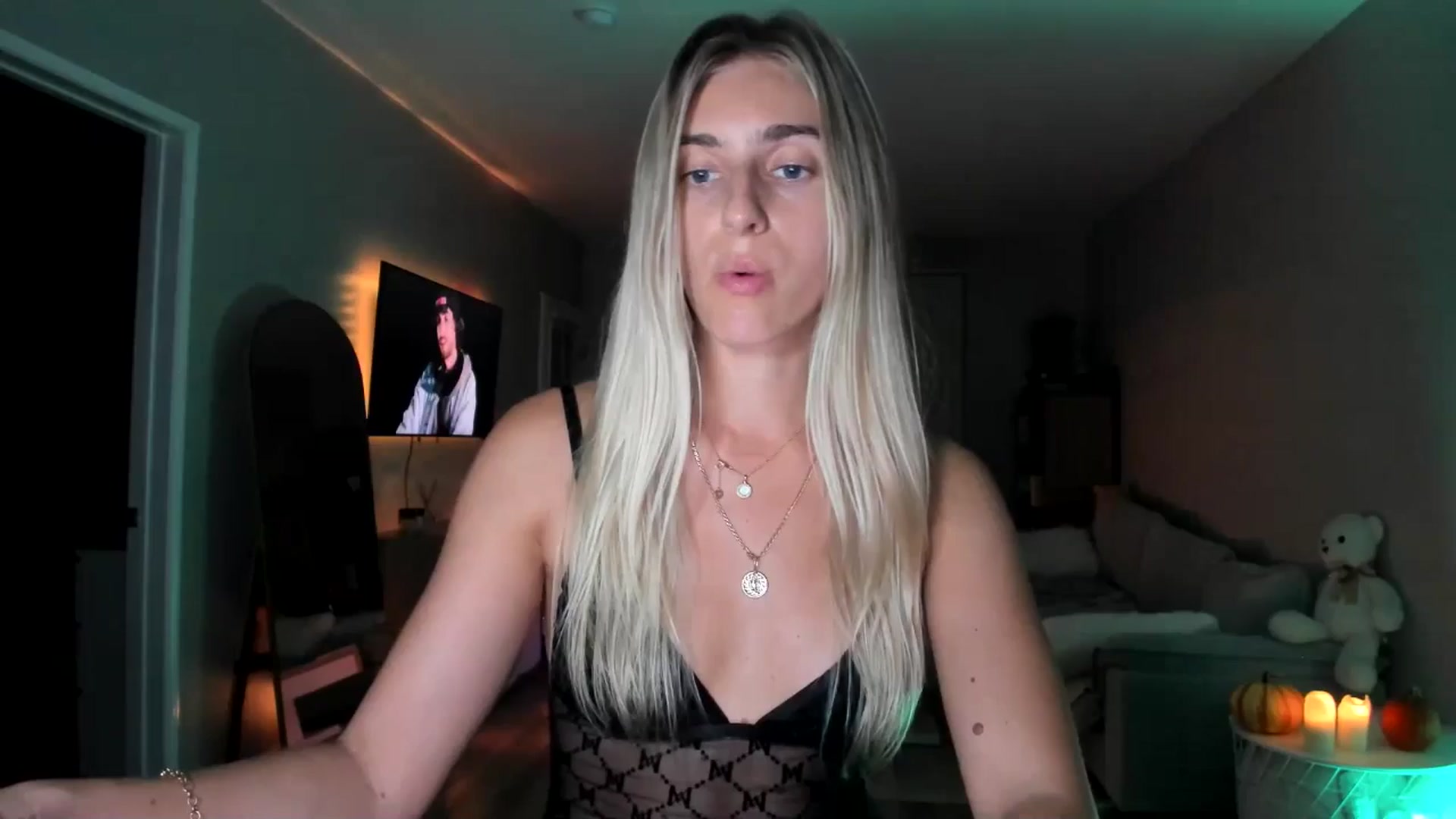 Gallery image thumbnail from Vodka_Queen's myfreecams stream on, 09/30/2025, 06:19 image 1 of 20