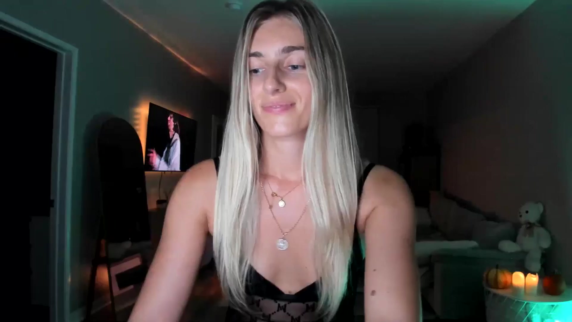 Gallery image thumbnail from Vodka_Queen's myfreecams stream on, 09/30/2025, 06:19 image 4 of 20