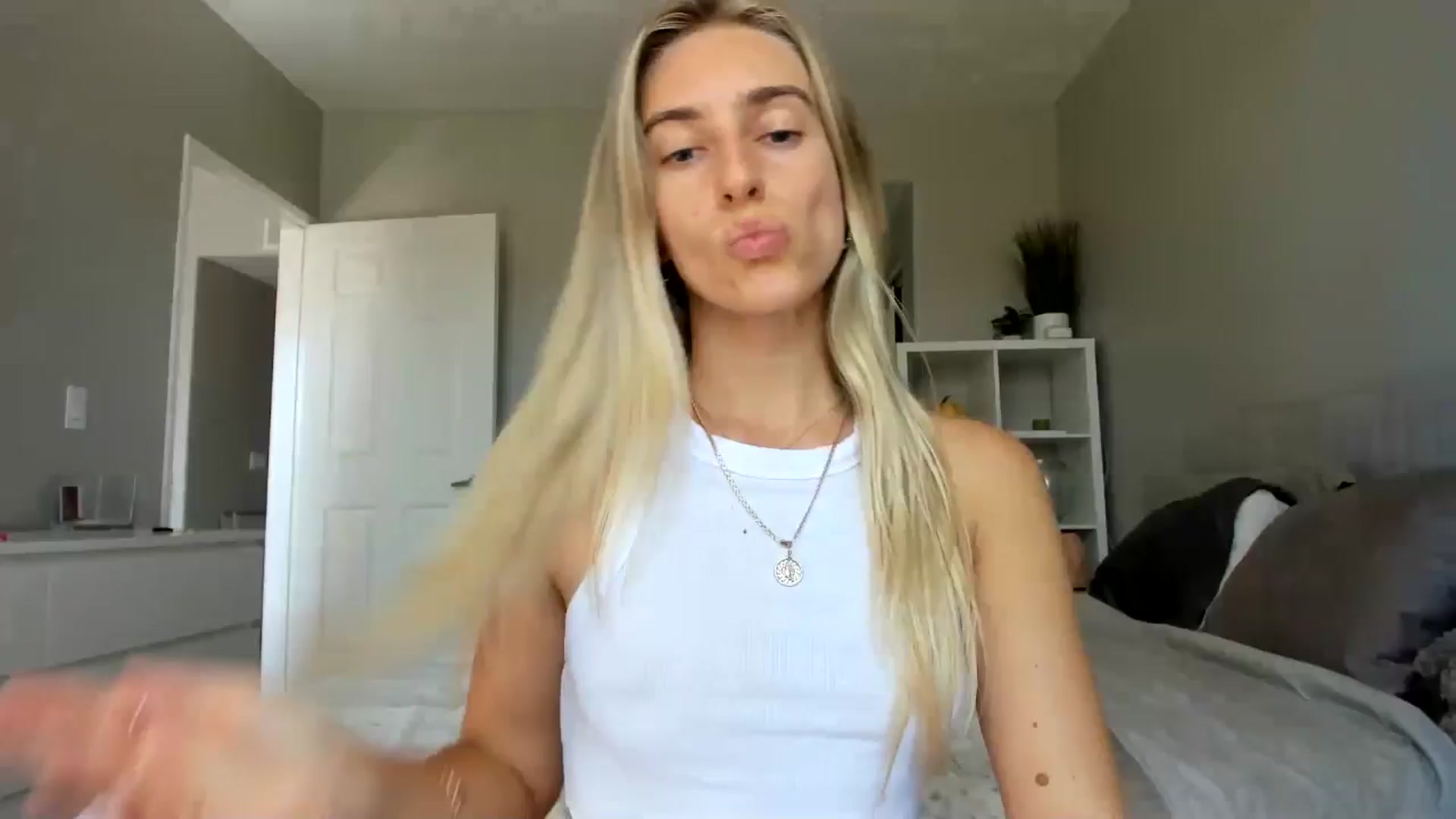 Gallery image thumbnail from Vodka_Queen's myfreecams stream on, 10/01/2025, 22:03 image 11 of 20