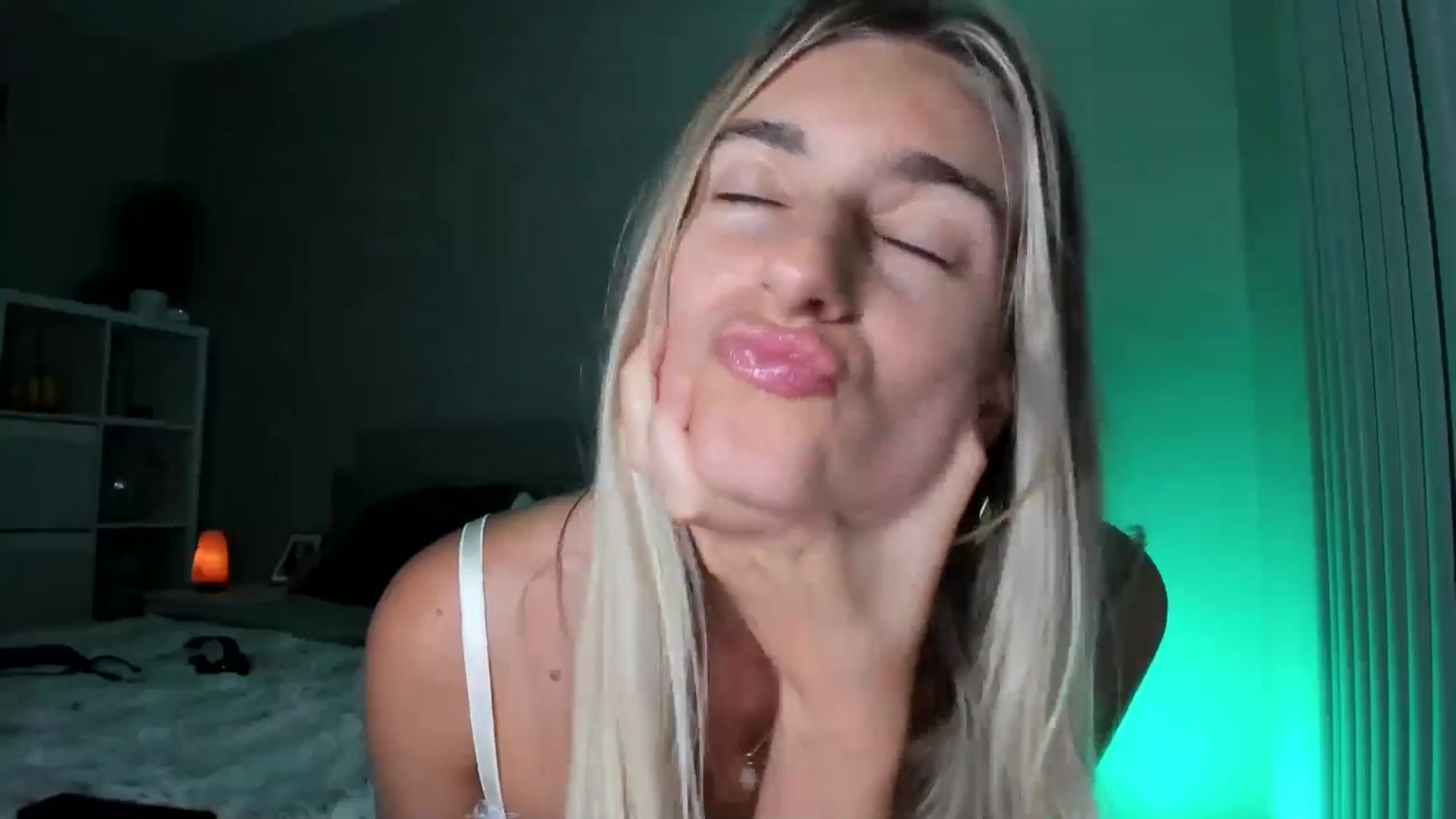 Gallery image thumbnail from Vodka_Queen's myfreecams stream on, 10/04/2025, 08:00 image 11 of 20