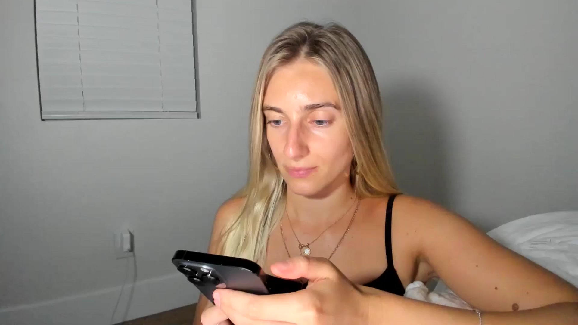 Gallery image thumbnail from Vodka_Queen's myfreecams stream on, 10/05/2025, 09:28 image 6 of 20