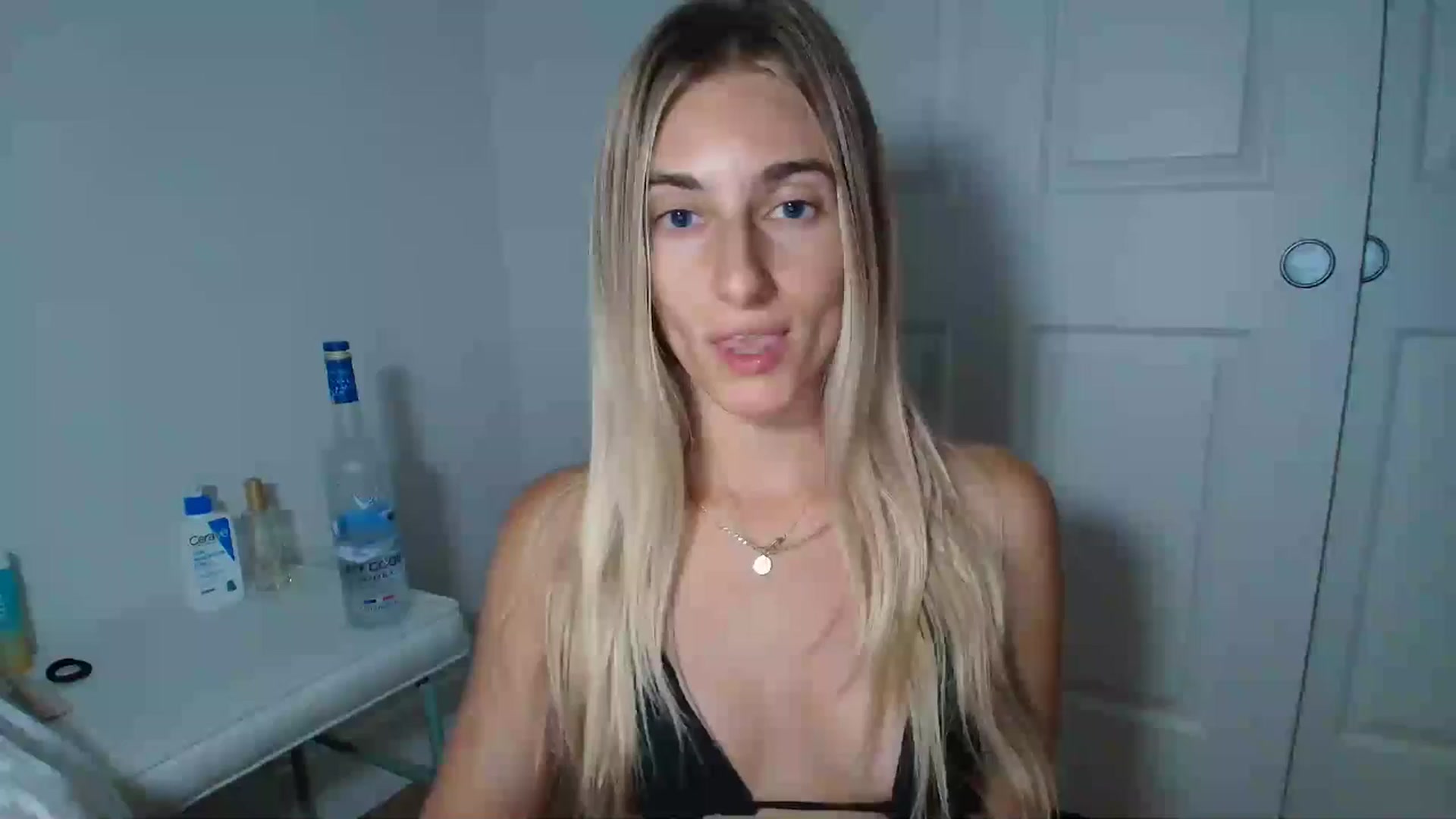 Gallery image thumbnail from Vodka_Queen's myfreecams stream on, 10/06/2025, 01:45 image 18 of 20
