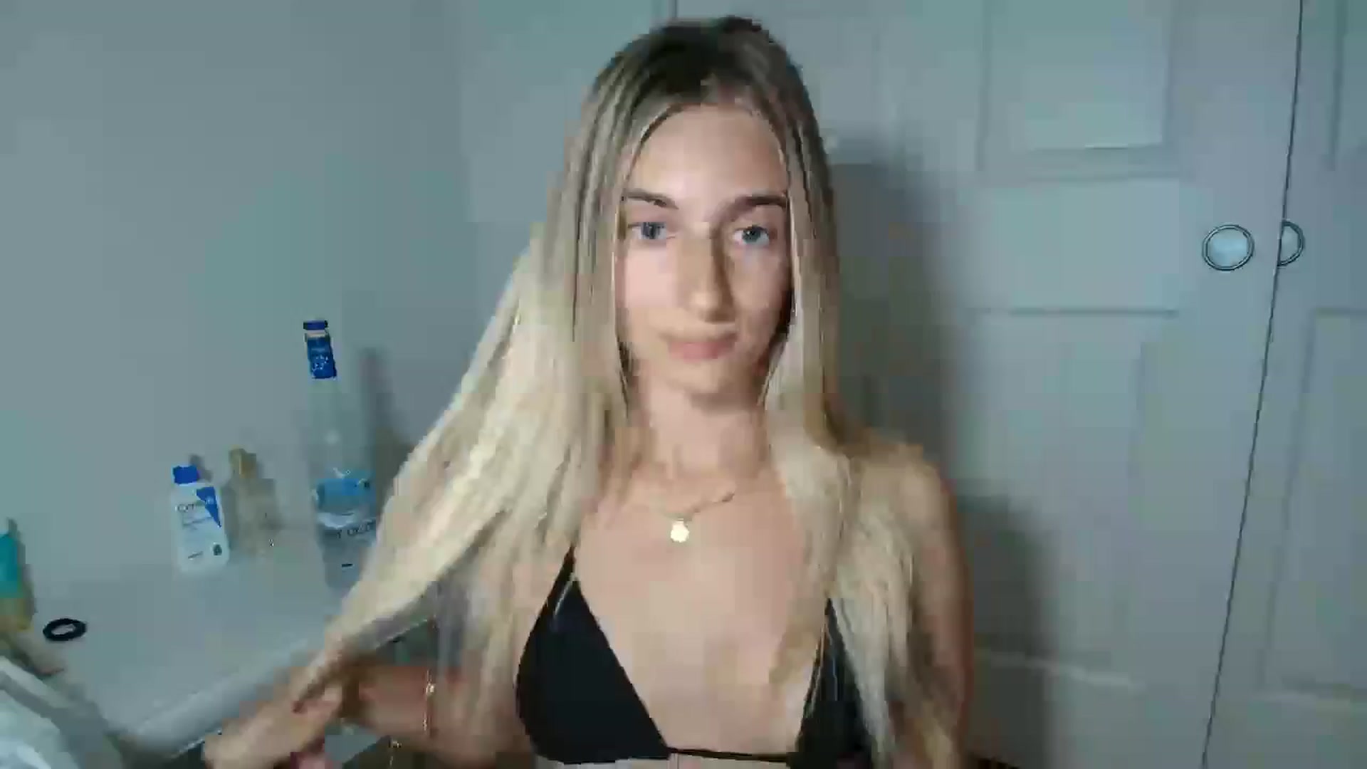Gallery image thumbnail from Vodka_Queen's myfreecams stream on, 10/06/2025, 01:45 image 19 of 20